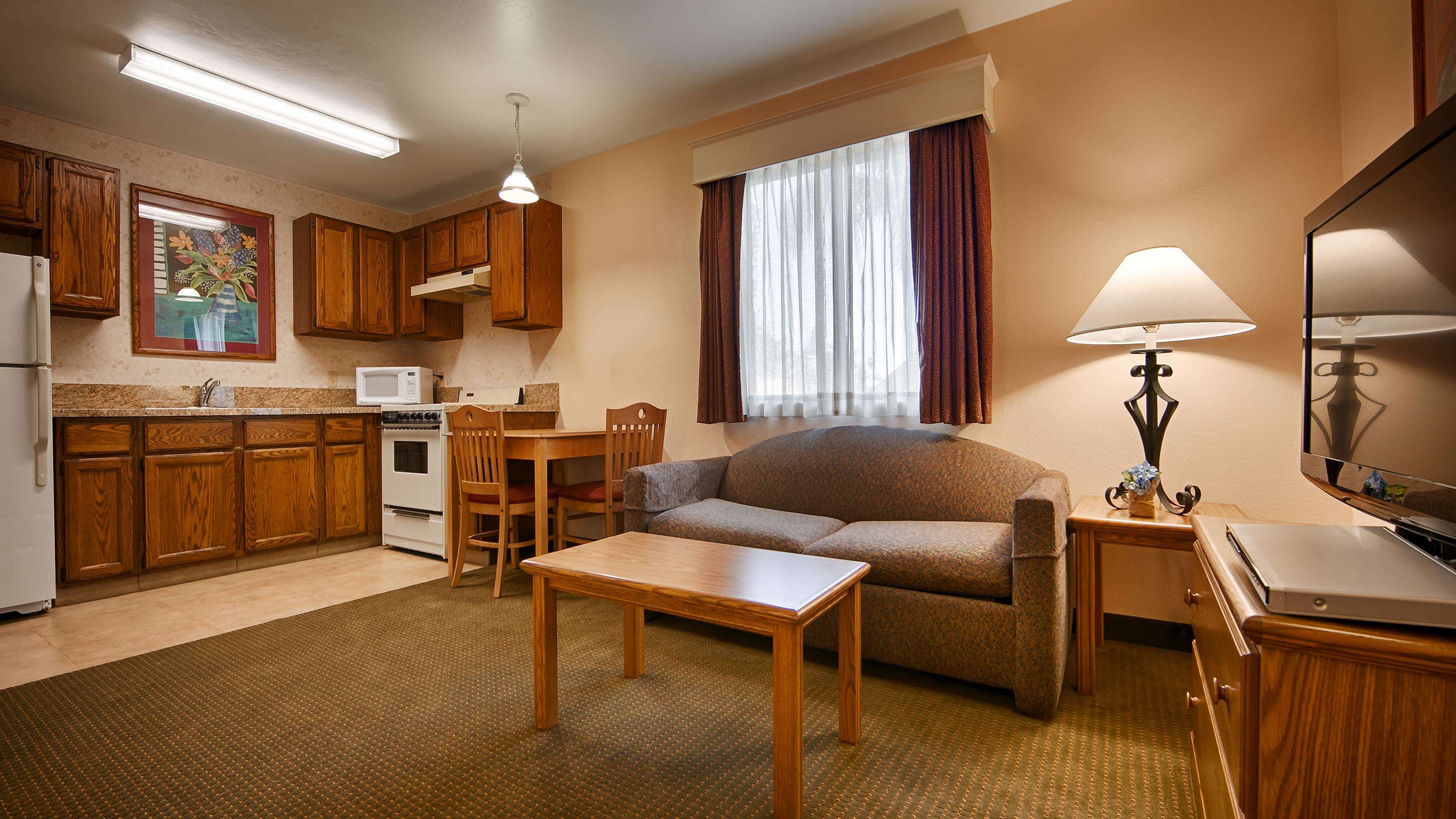 Best Western Lamplighter Inn & Suites at SDSU Photo