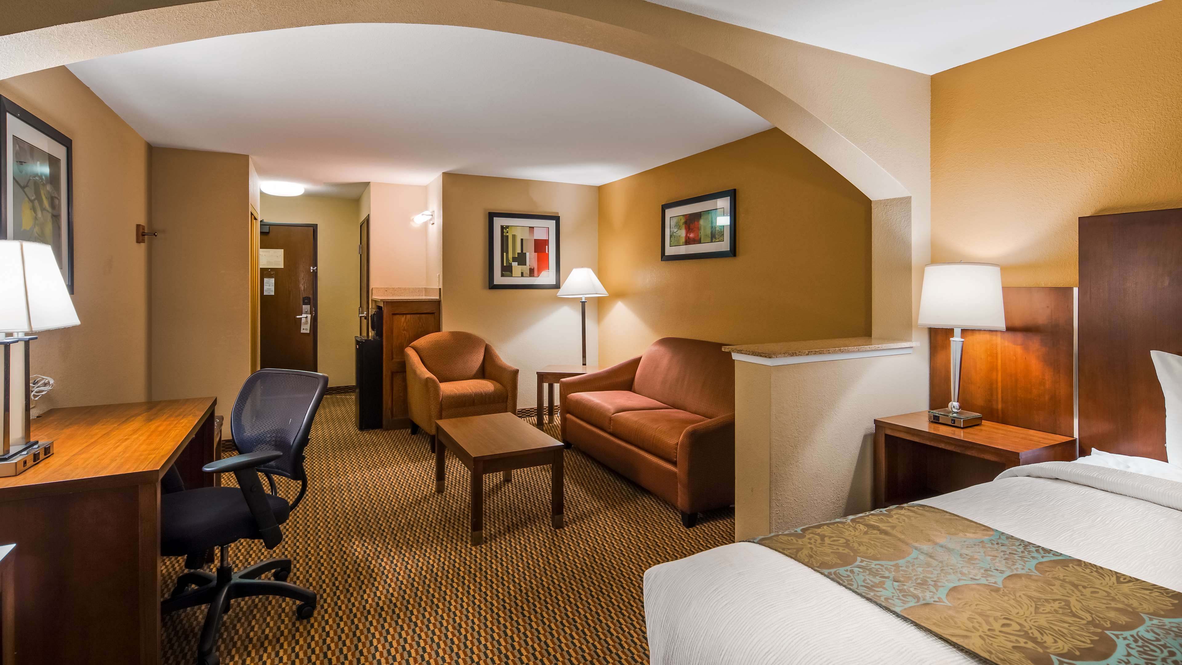 Best Western Plus Airport Inn & Suites Photo