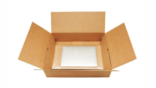 Una caja a medida para una computadora portátil.