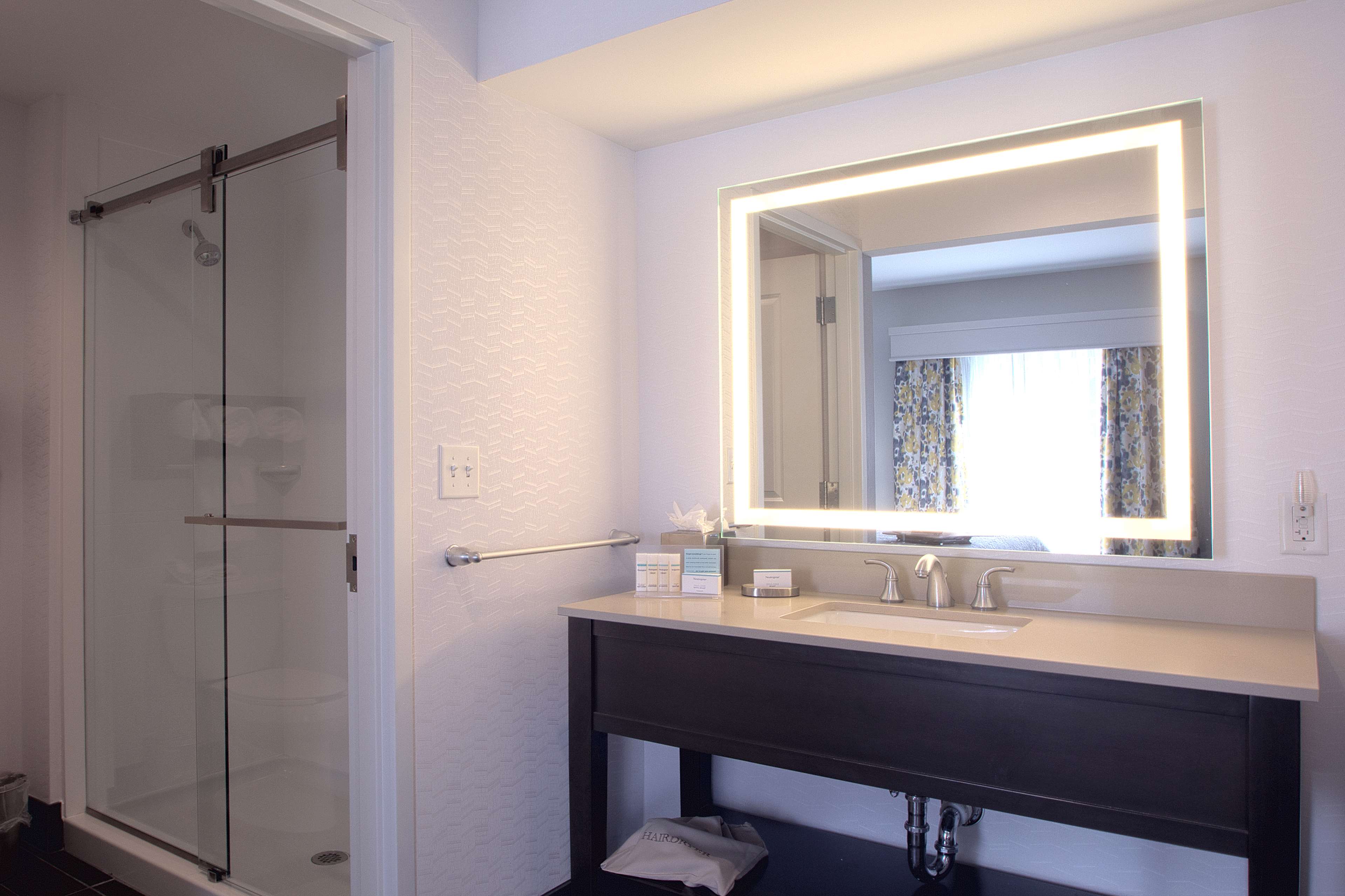 Guest room bath
