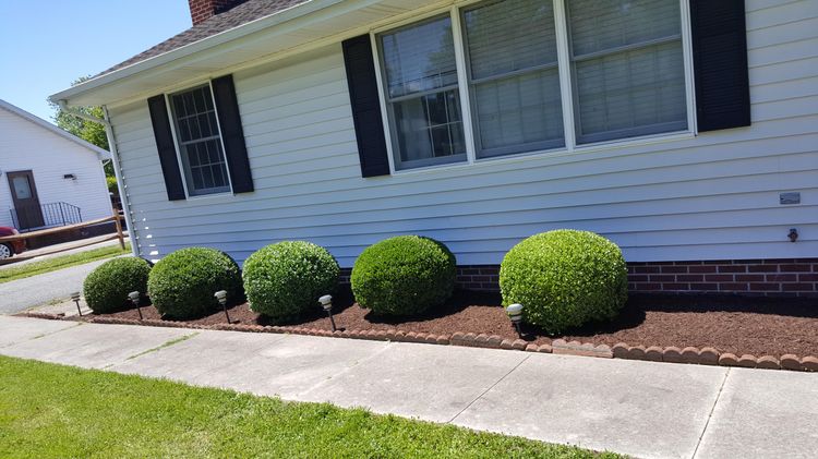 Hernandez Lawncare Logo