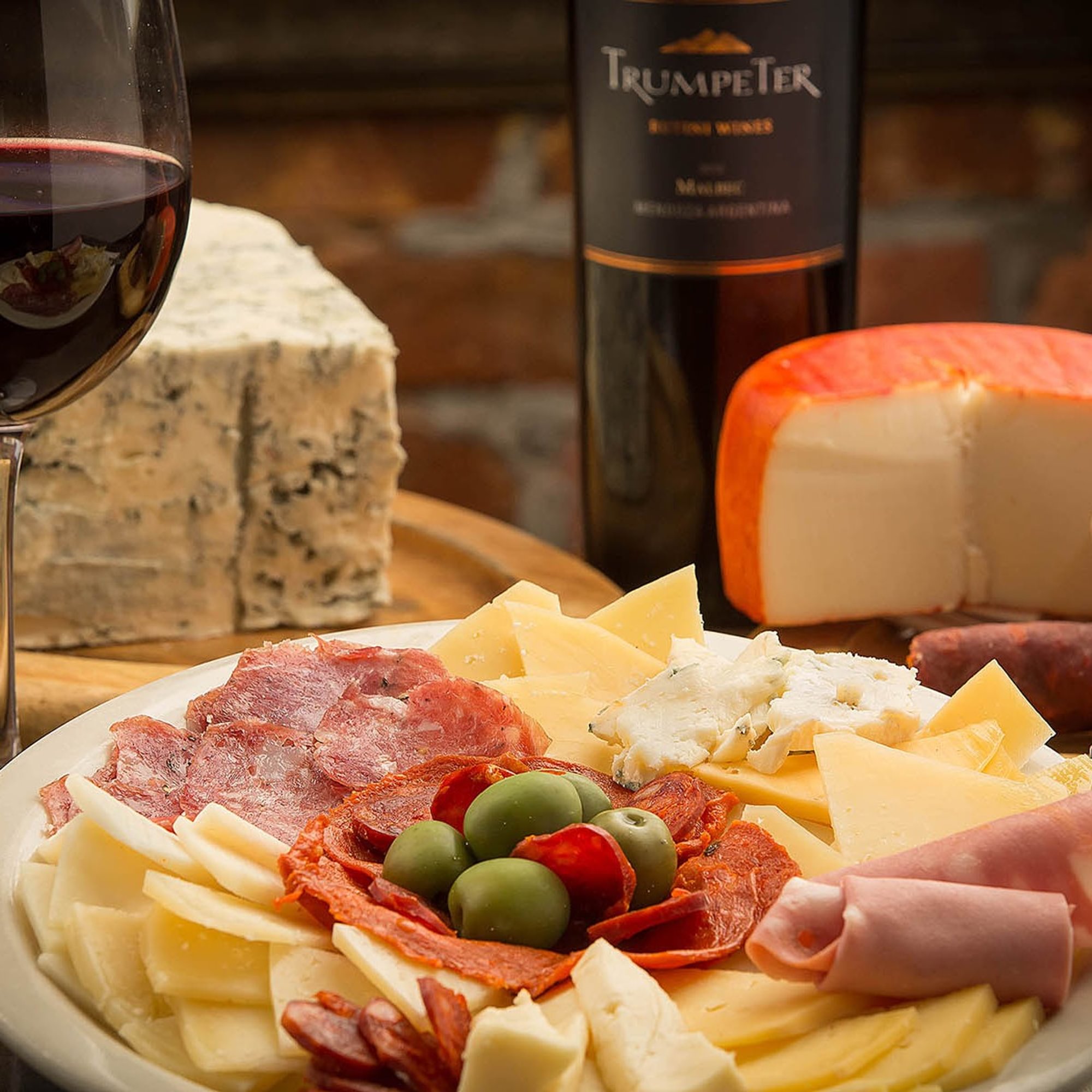 Tabla De Quesos Premium Italianos Y Españoles Con Datiles