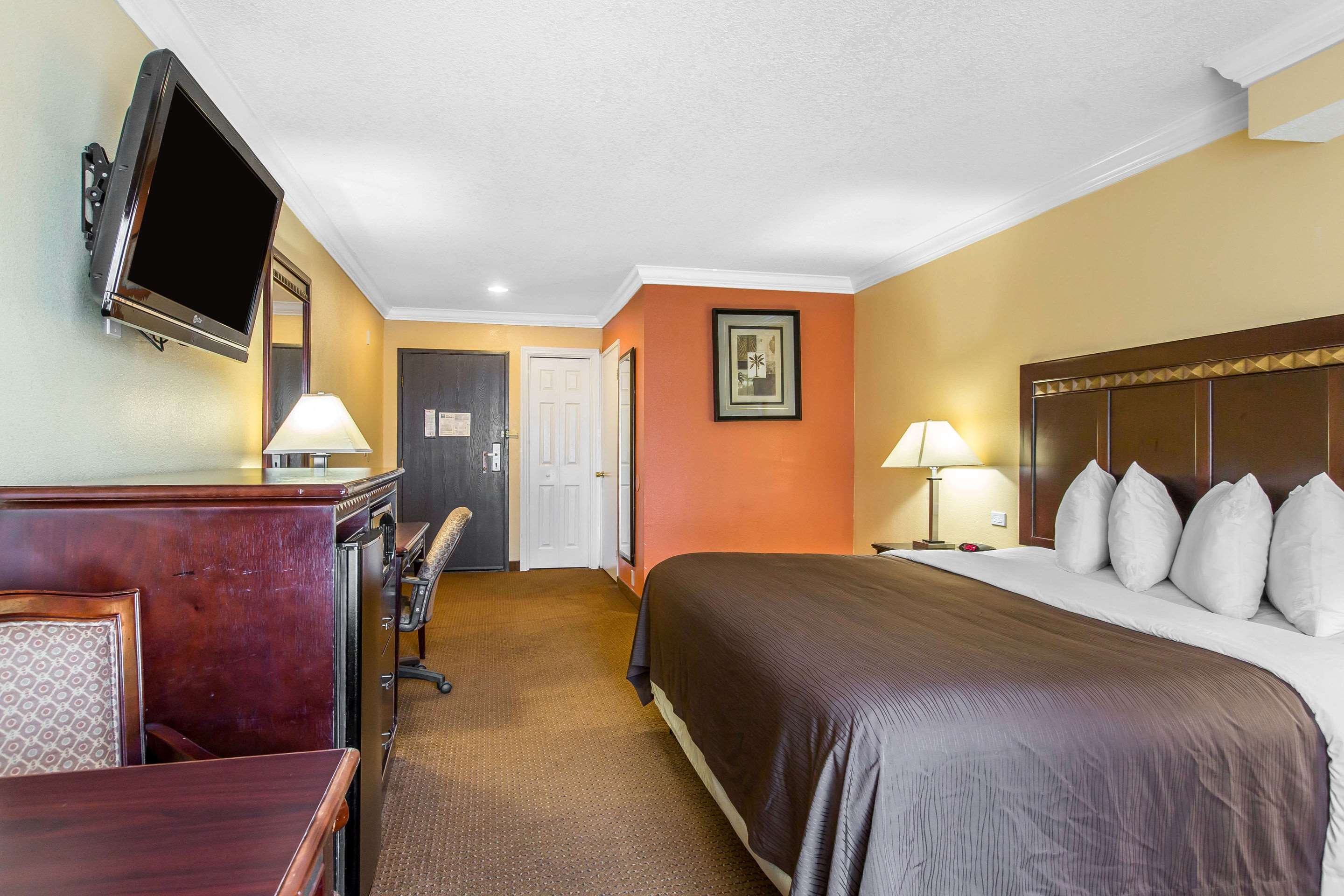 Quality Inn & Suites Bell Gardens-Los Angeles Photo