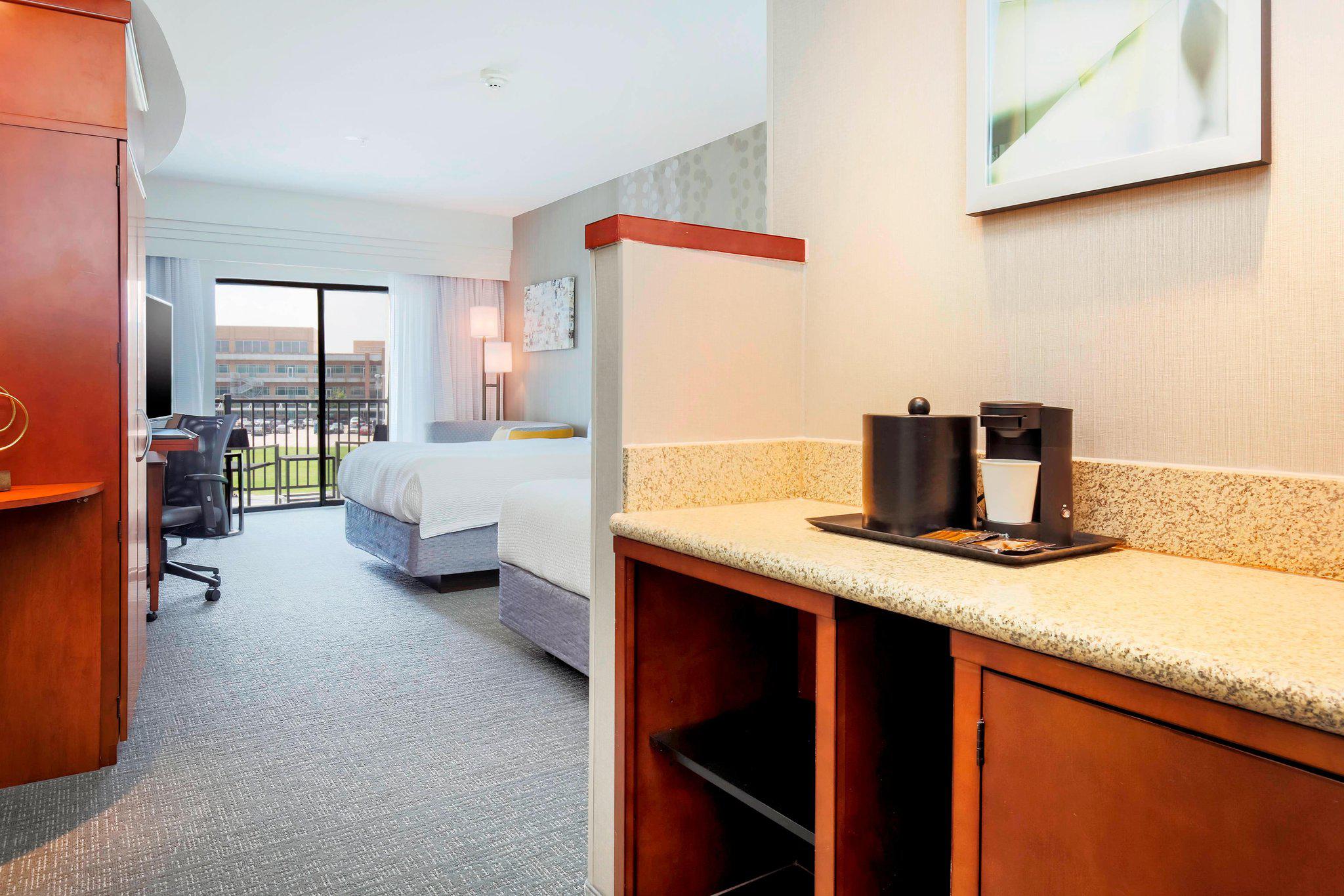 Courtyard by Marriott Dallas Arlington South Photo