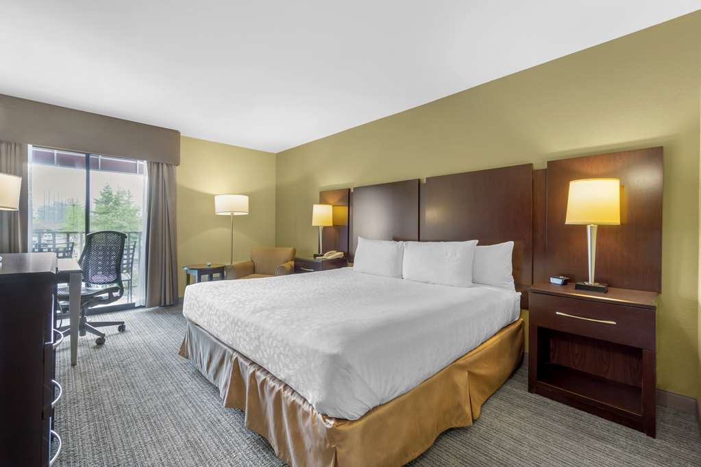 Best Western Plus Plaza by the Green Image