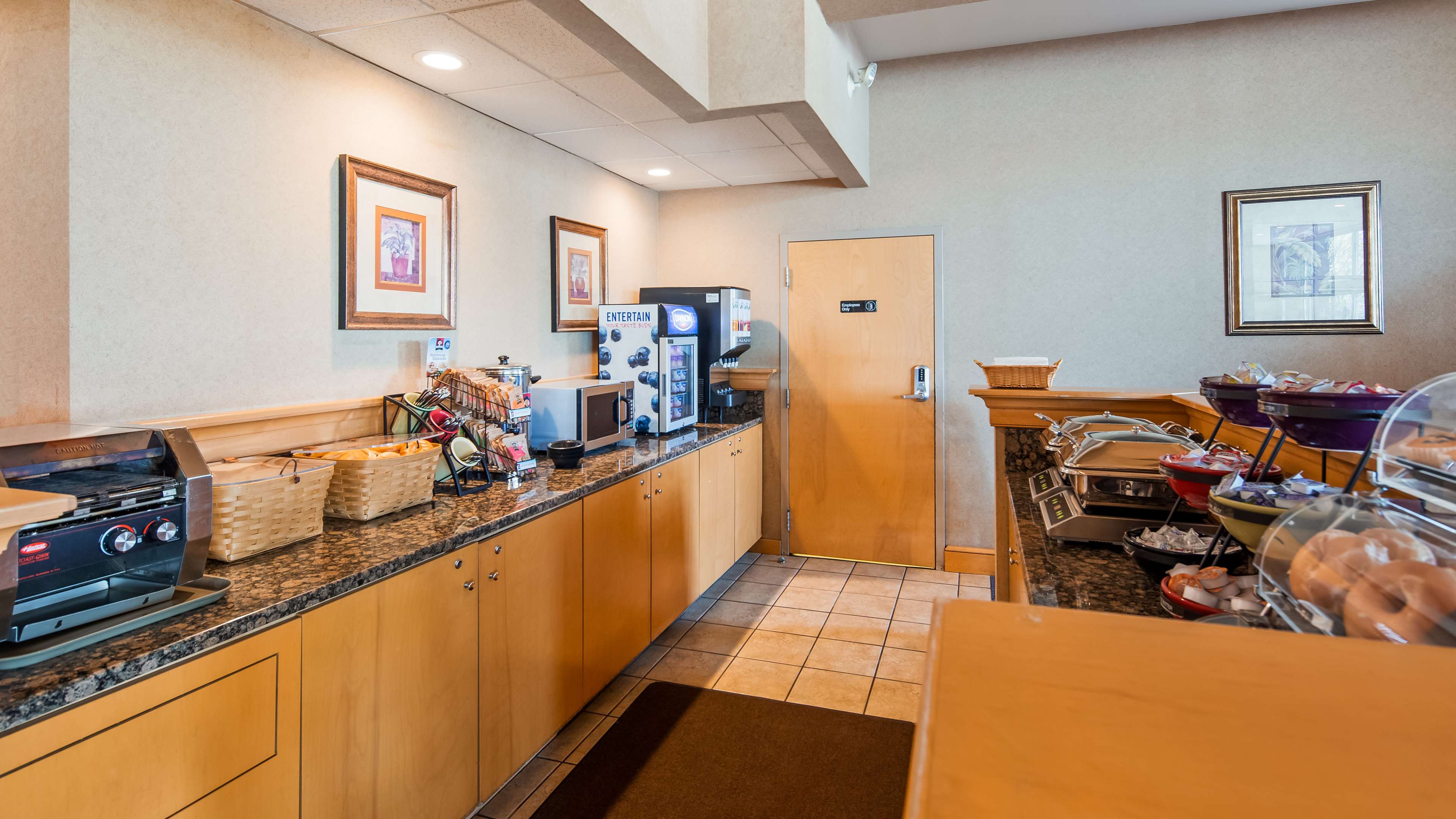 Best Western Plus Revere Inn & Suites Photo