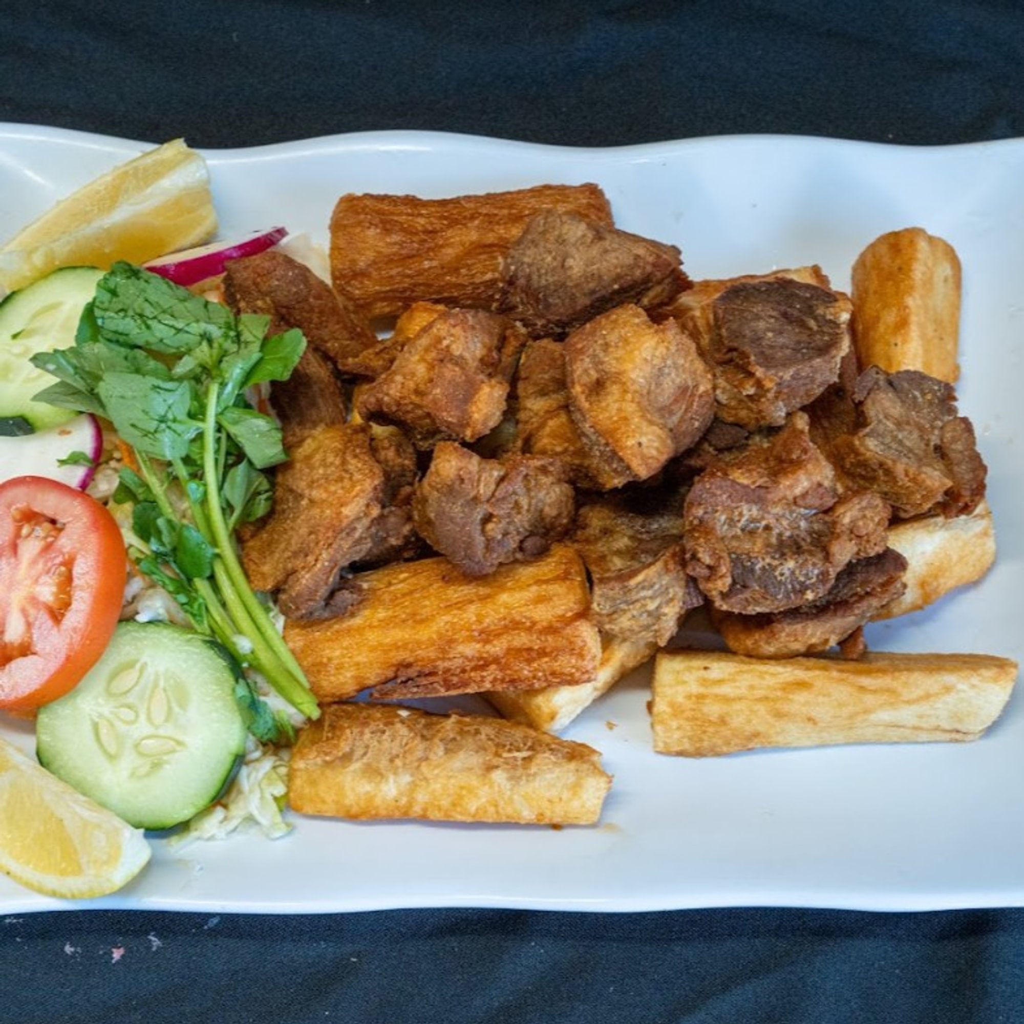 YUCA CON CHICHARON