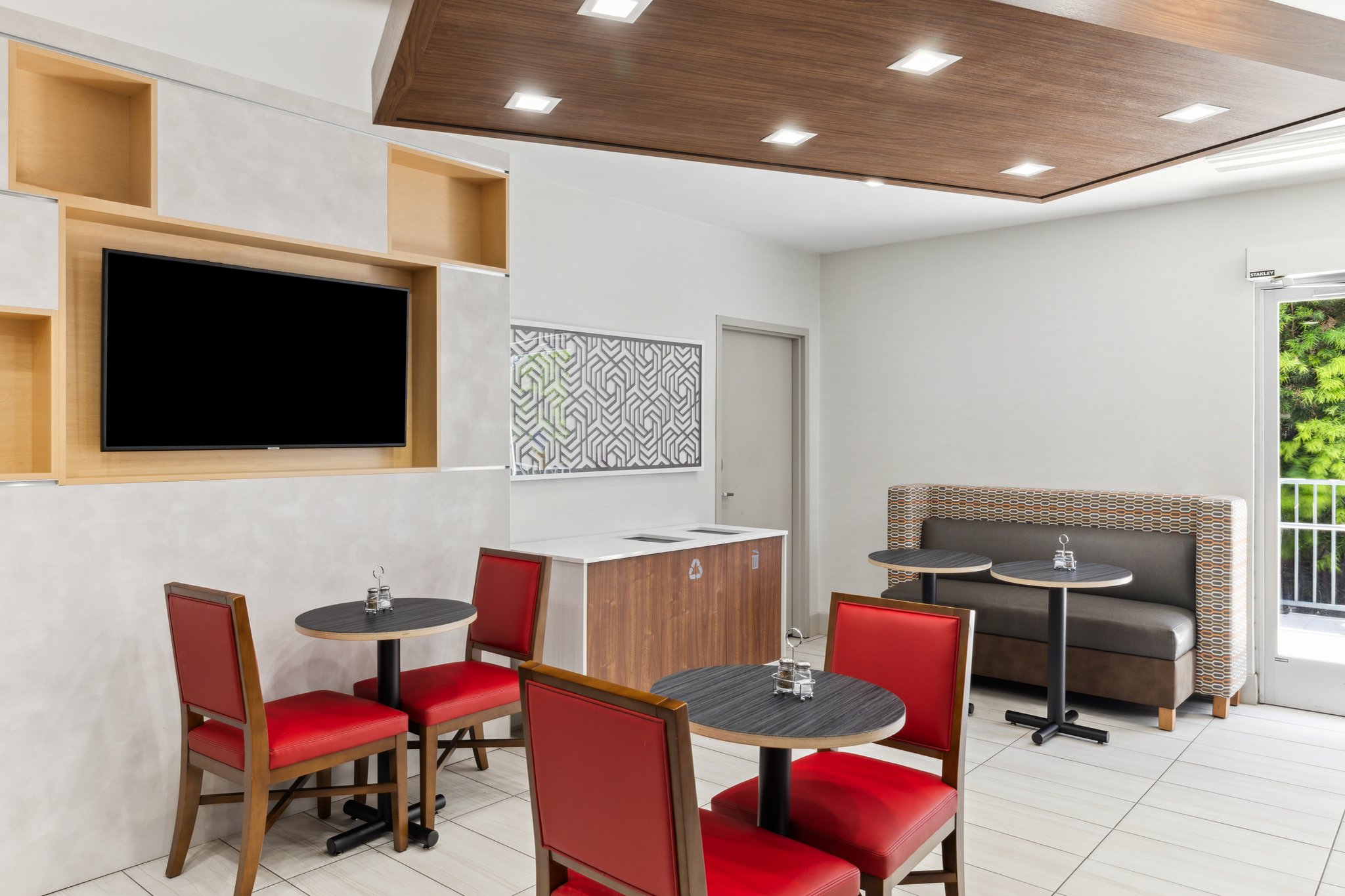 Holiday Inn Express & Suites Mountain View Silicon Valley by IHG Image