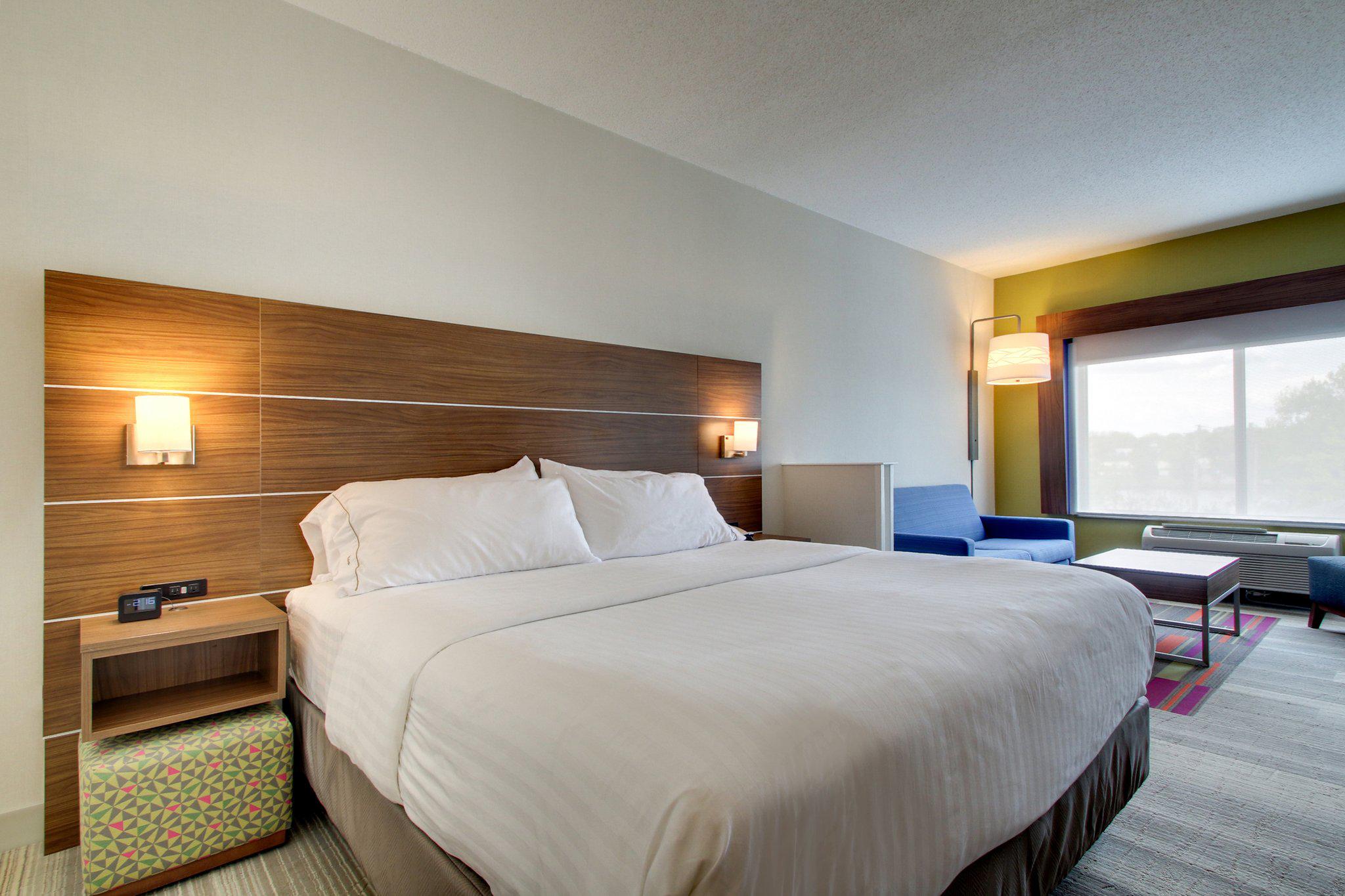 Holiday Inn Express & Suites Aurora - Naperville Photo