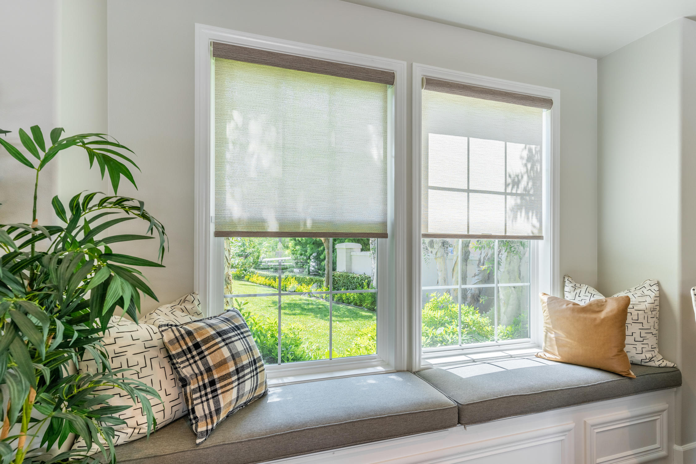 What a dream it would be to relax on this sun bed decorated with roller shades? With a perfect balance between privacy and light, they are the perfect addition to any space in your home! Like this post if you also love roller shades and the many benefits that they provide!