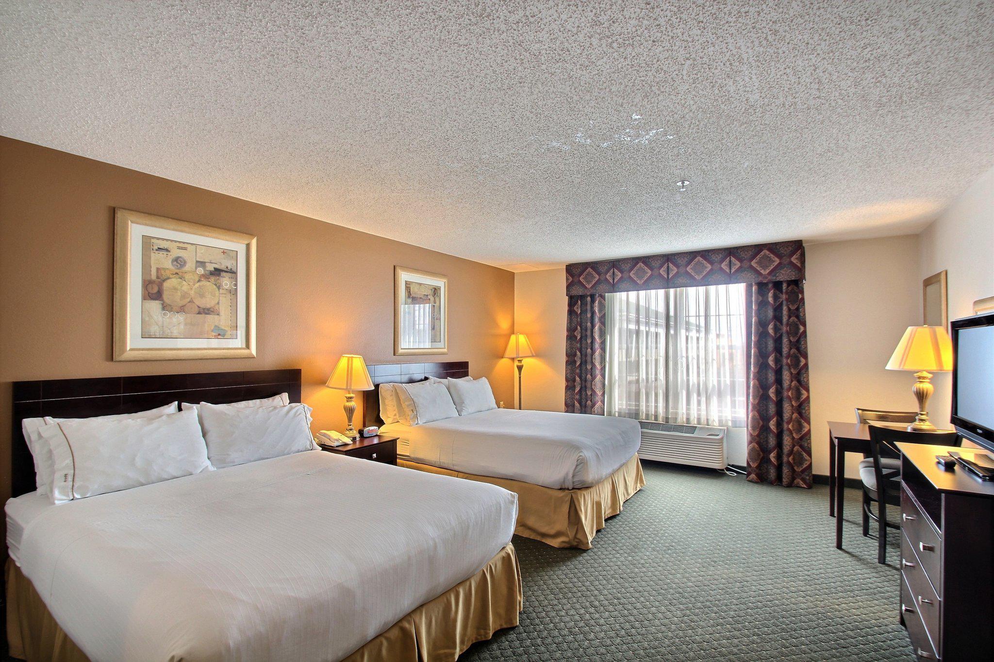 Holiday Inn Express & Suites Oshkosh-Sr 41 Photo