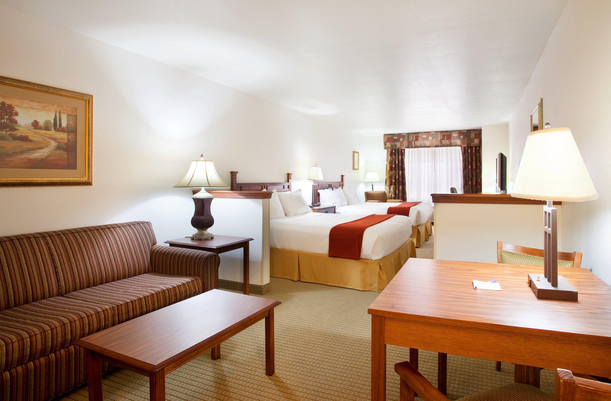 Holiday Inn Express & Suites Mattoon Photo