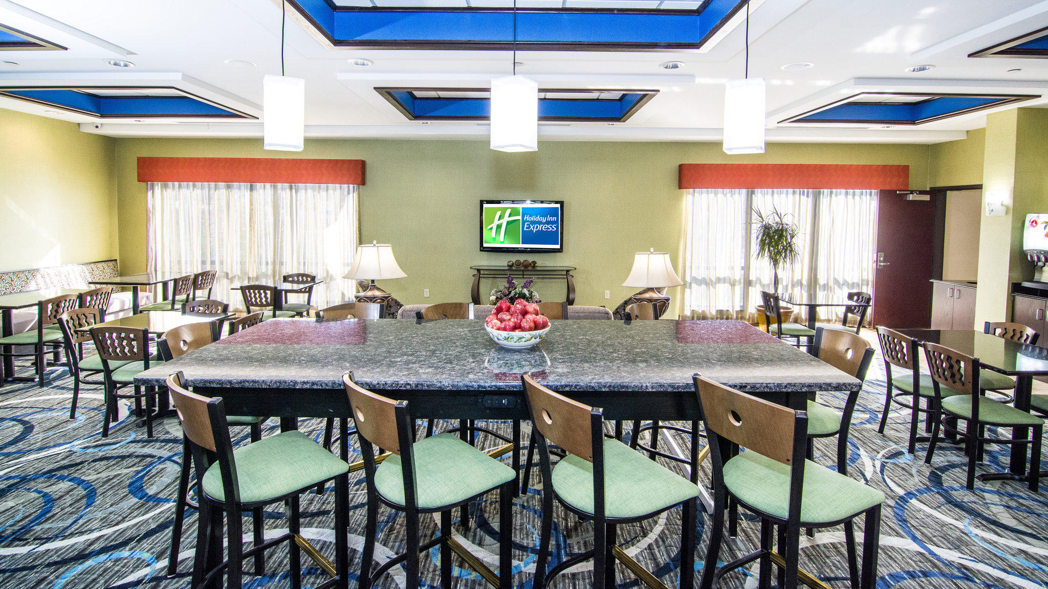 Holiday Inn Express & Suites Elkton - University Area Photo