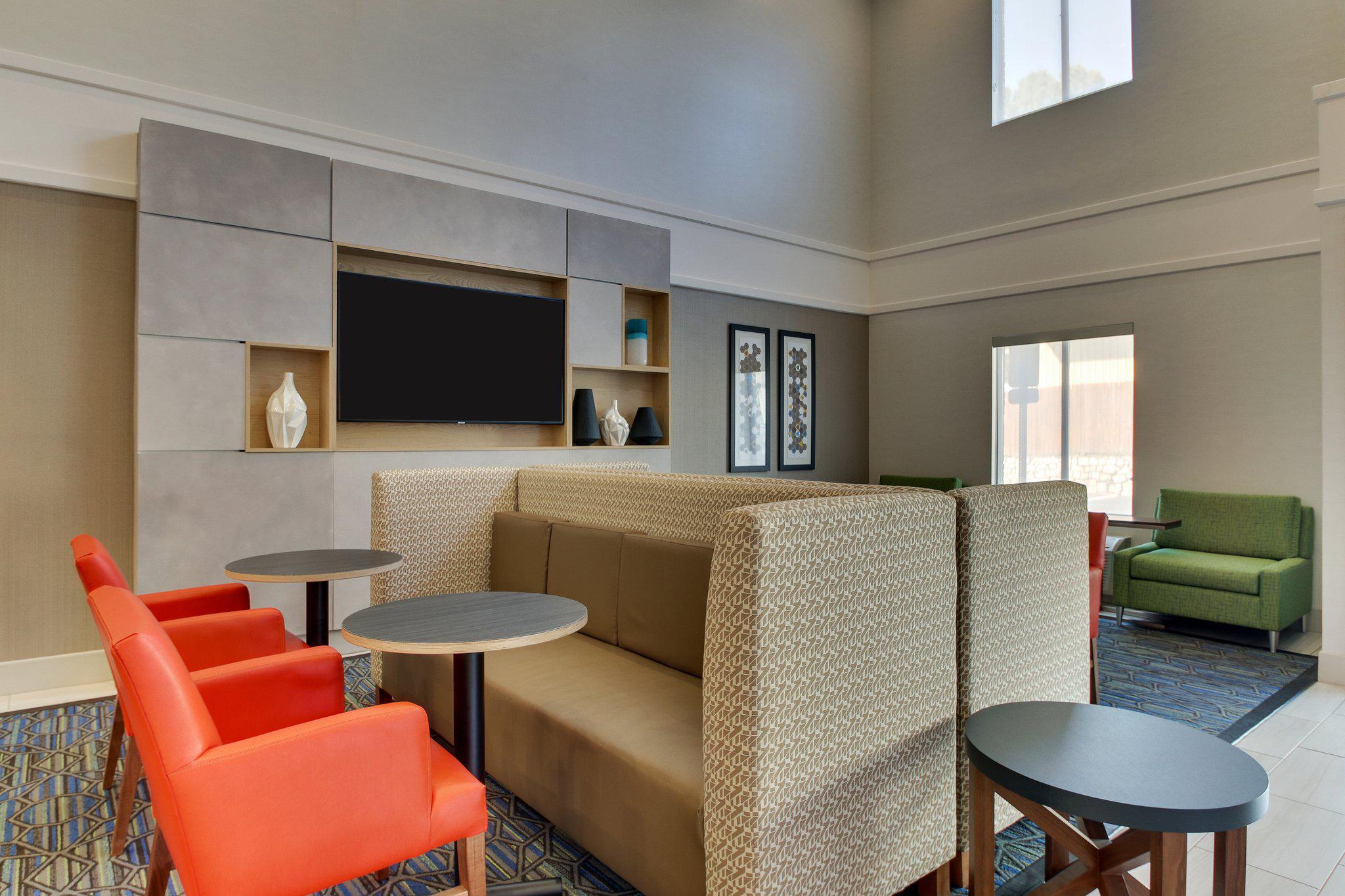 Holiday Inn Express & Suites Atlanta-Emory University Area Photo