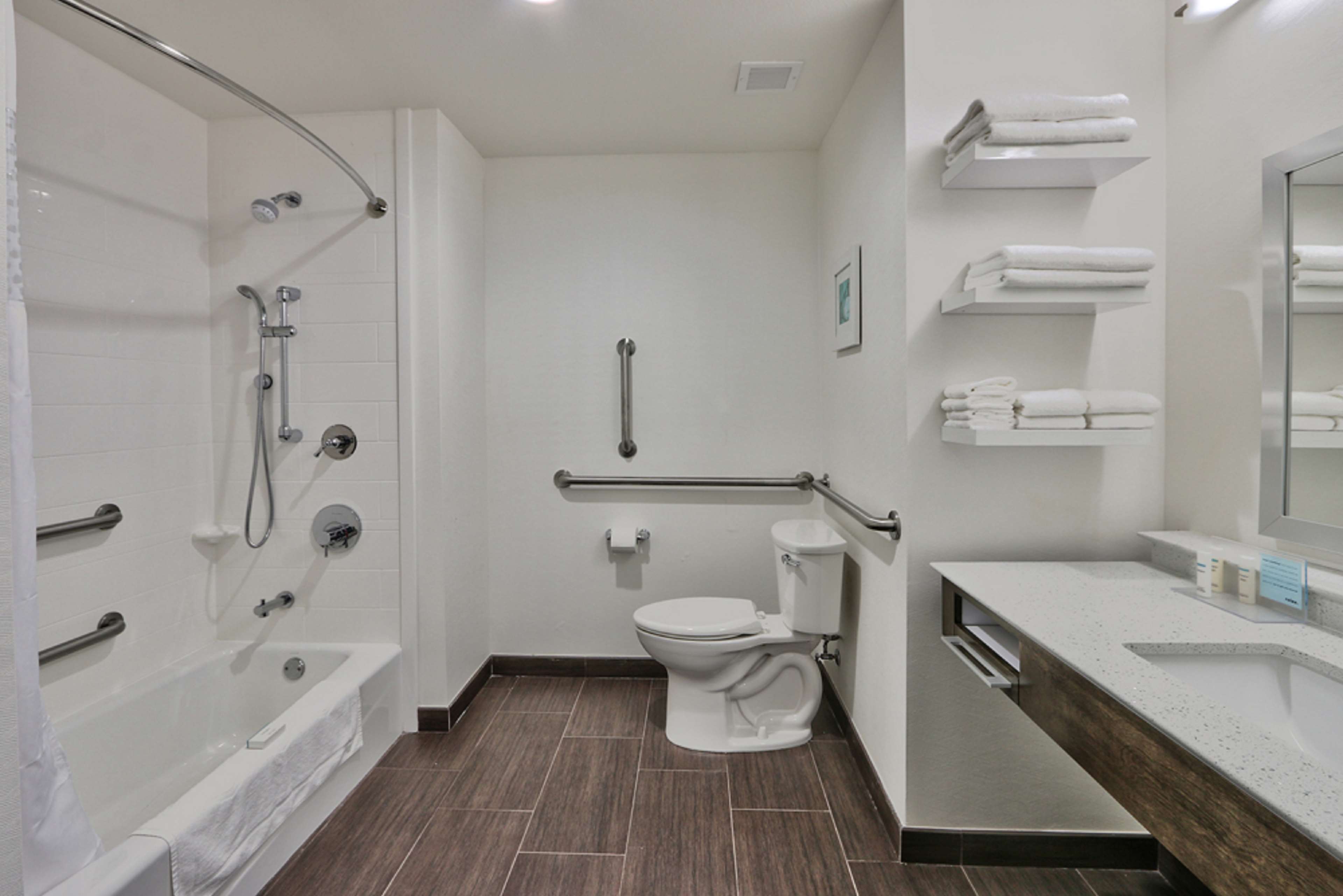 Guest room bath