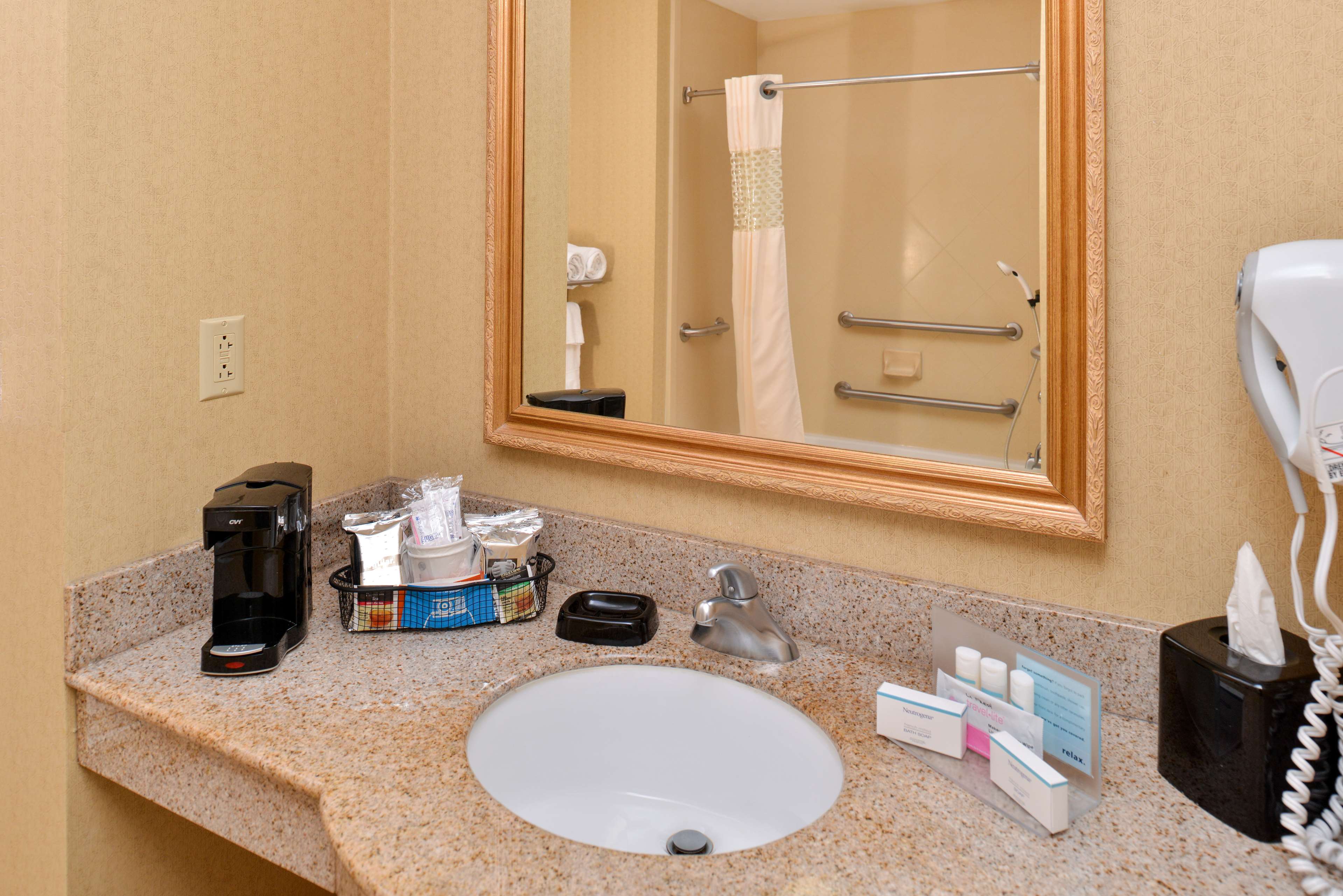 Guest room bath