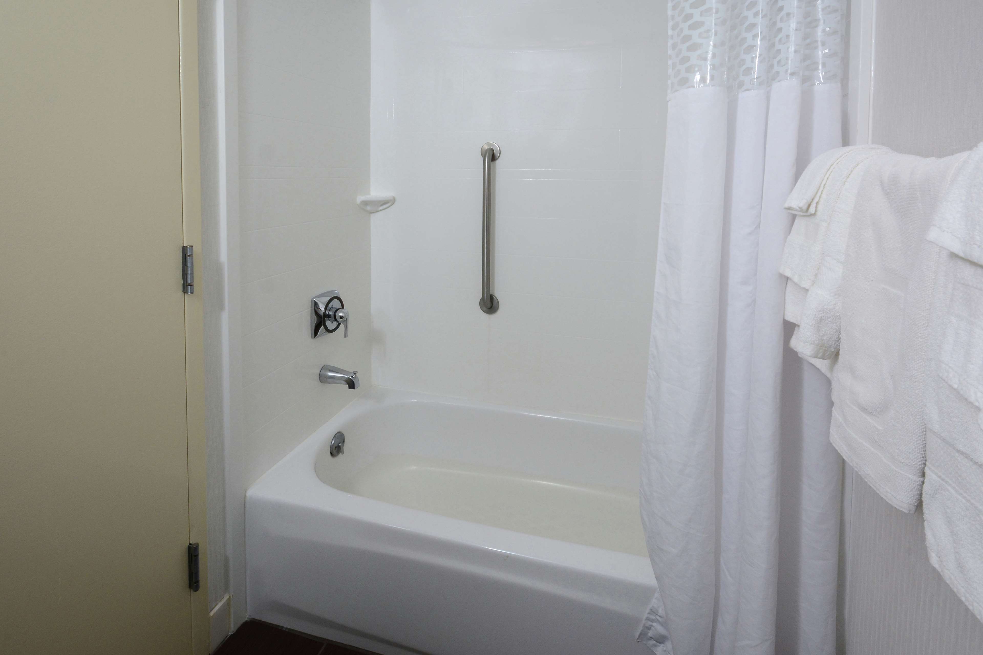 Guest room bath