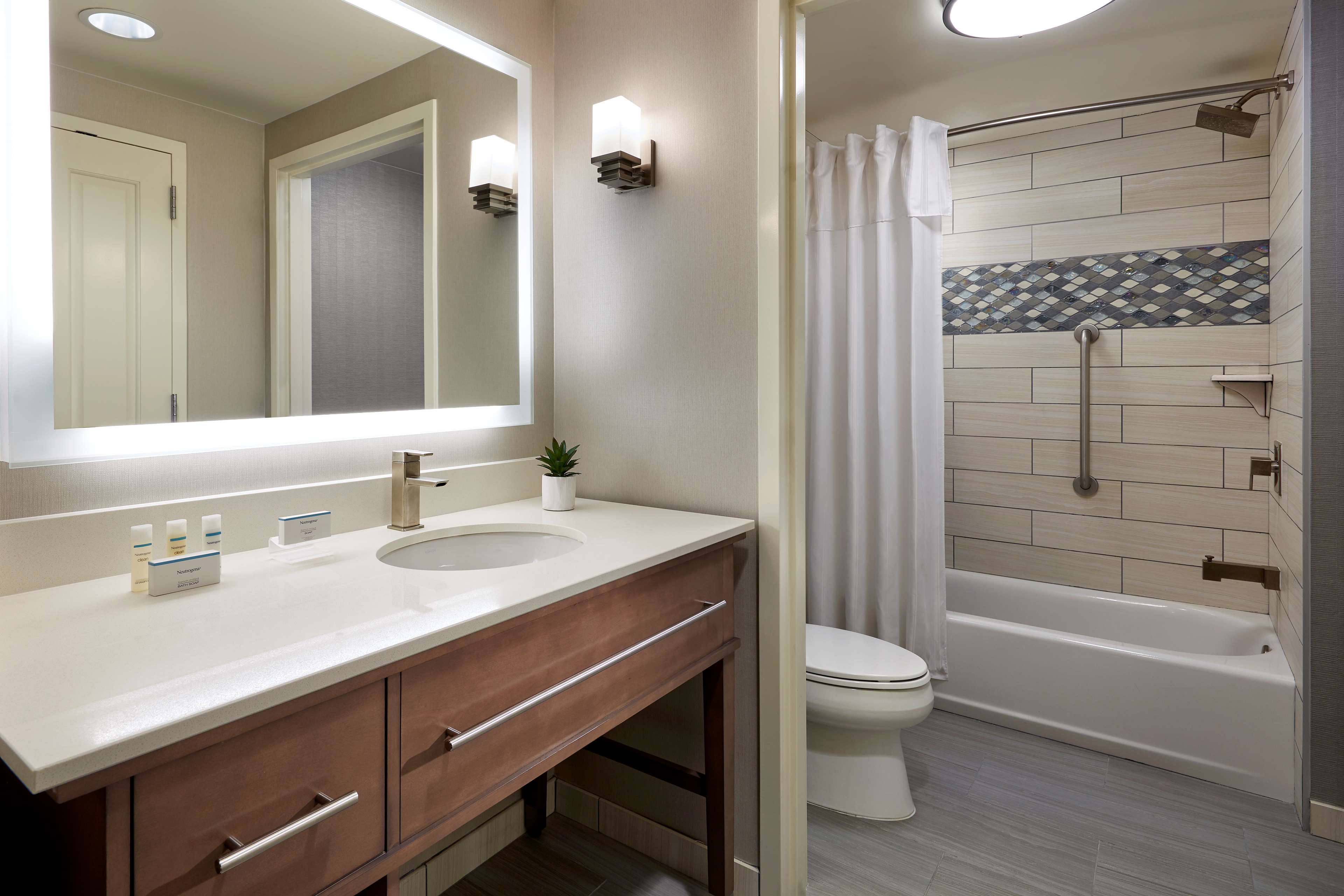 Guest room bath