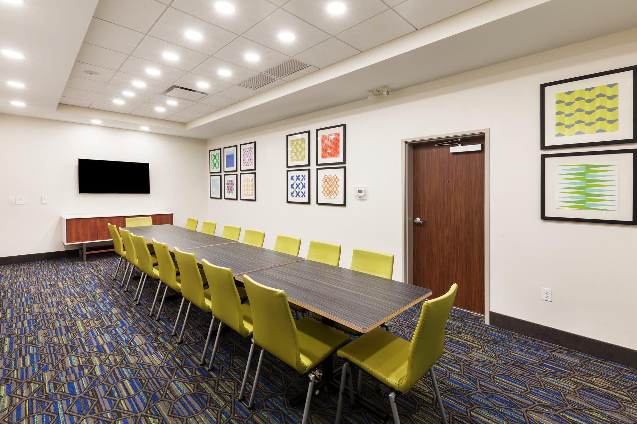 Holiday Inn Express & Suites Lenexa - Overland Park Area Photo