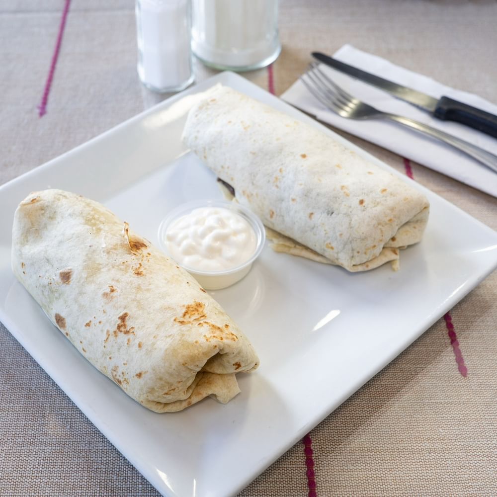 1. Huevos Tocino y Cebolla Burrito
