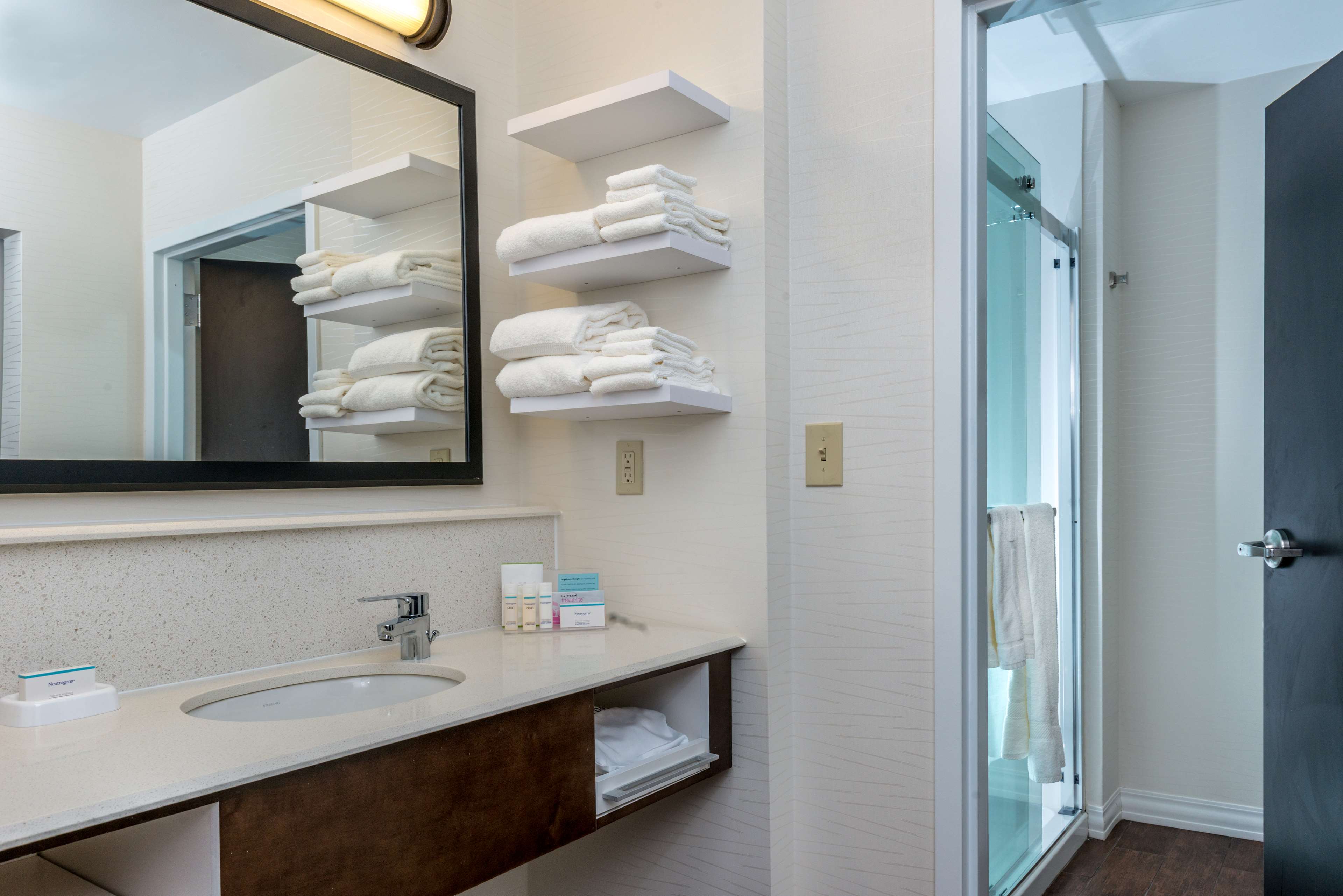 Guest room bath