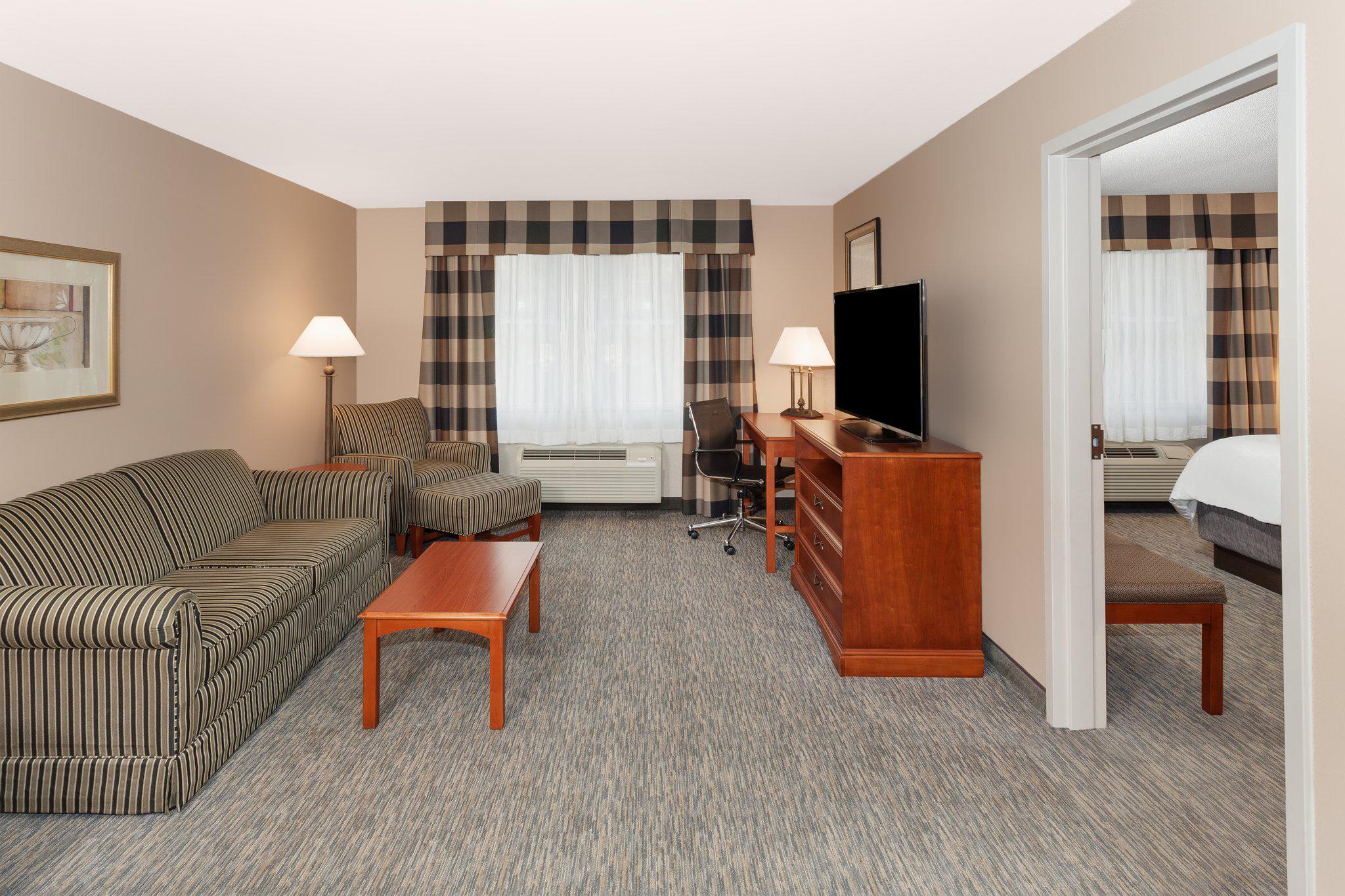 Holiday Inn Express & Suites Tilton - Lakes Region Photo