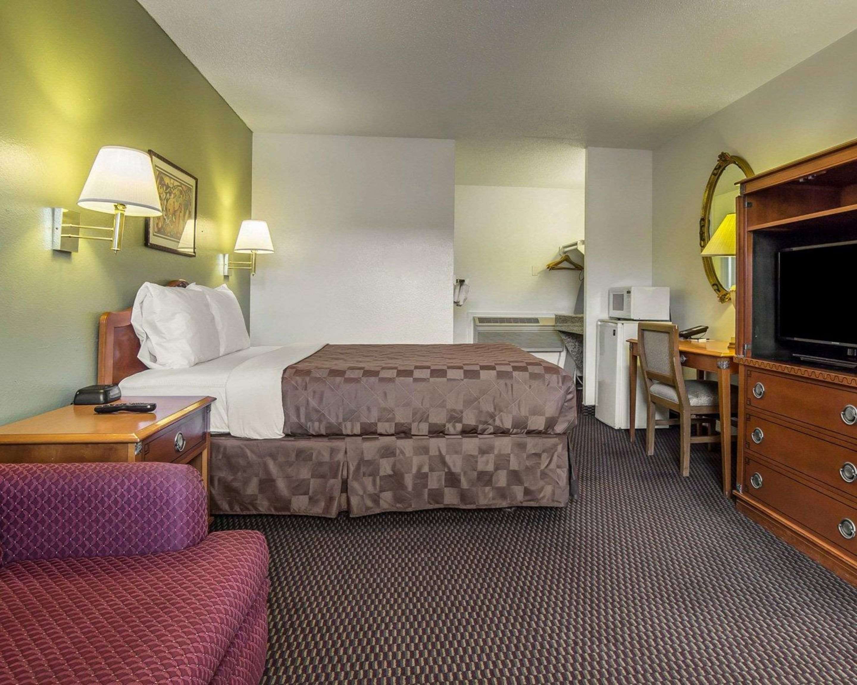 Rodeway Inn & Suites Photo