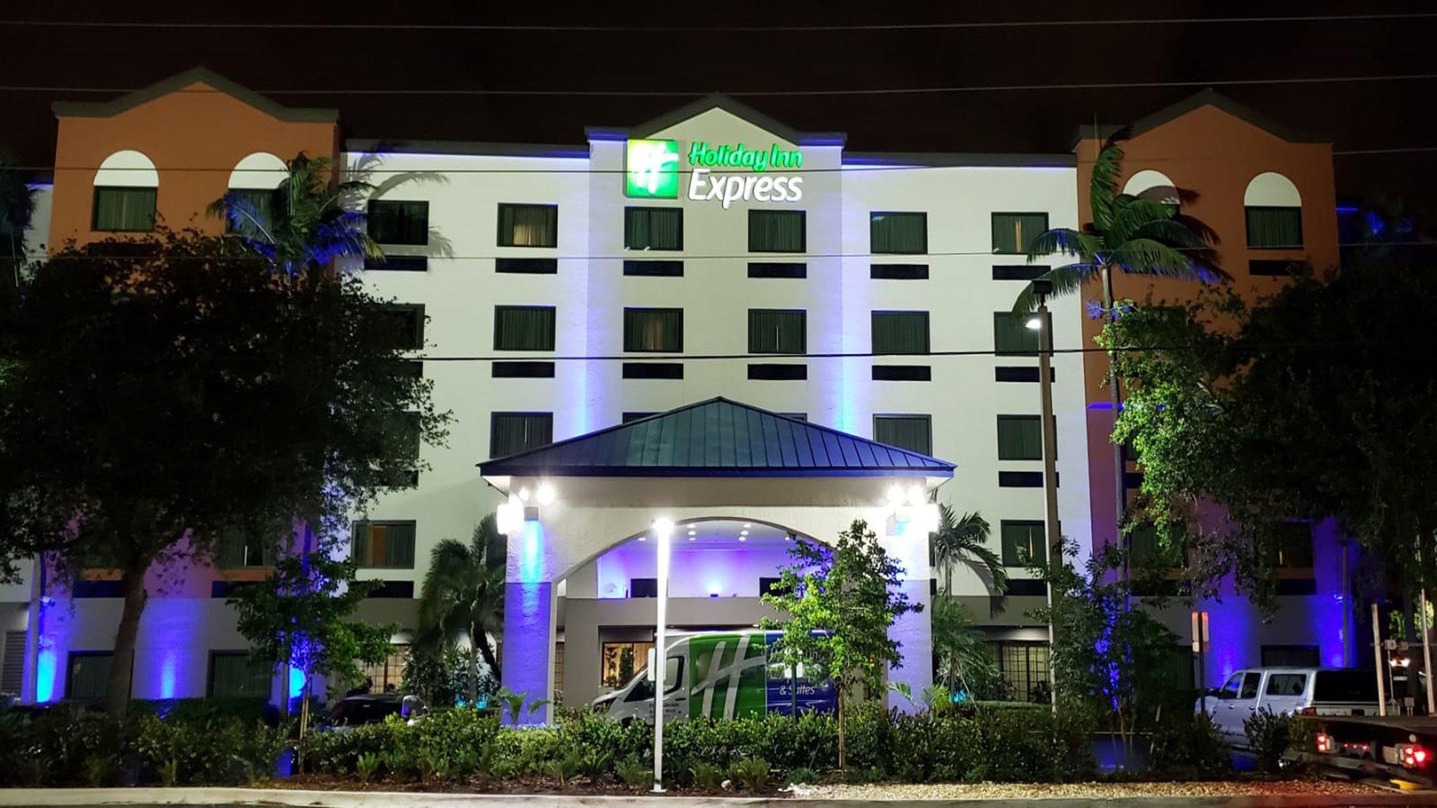 Holiday Inn Express & Suites Fort Lauderdale Airport West Photo