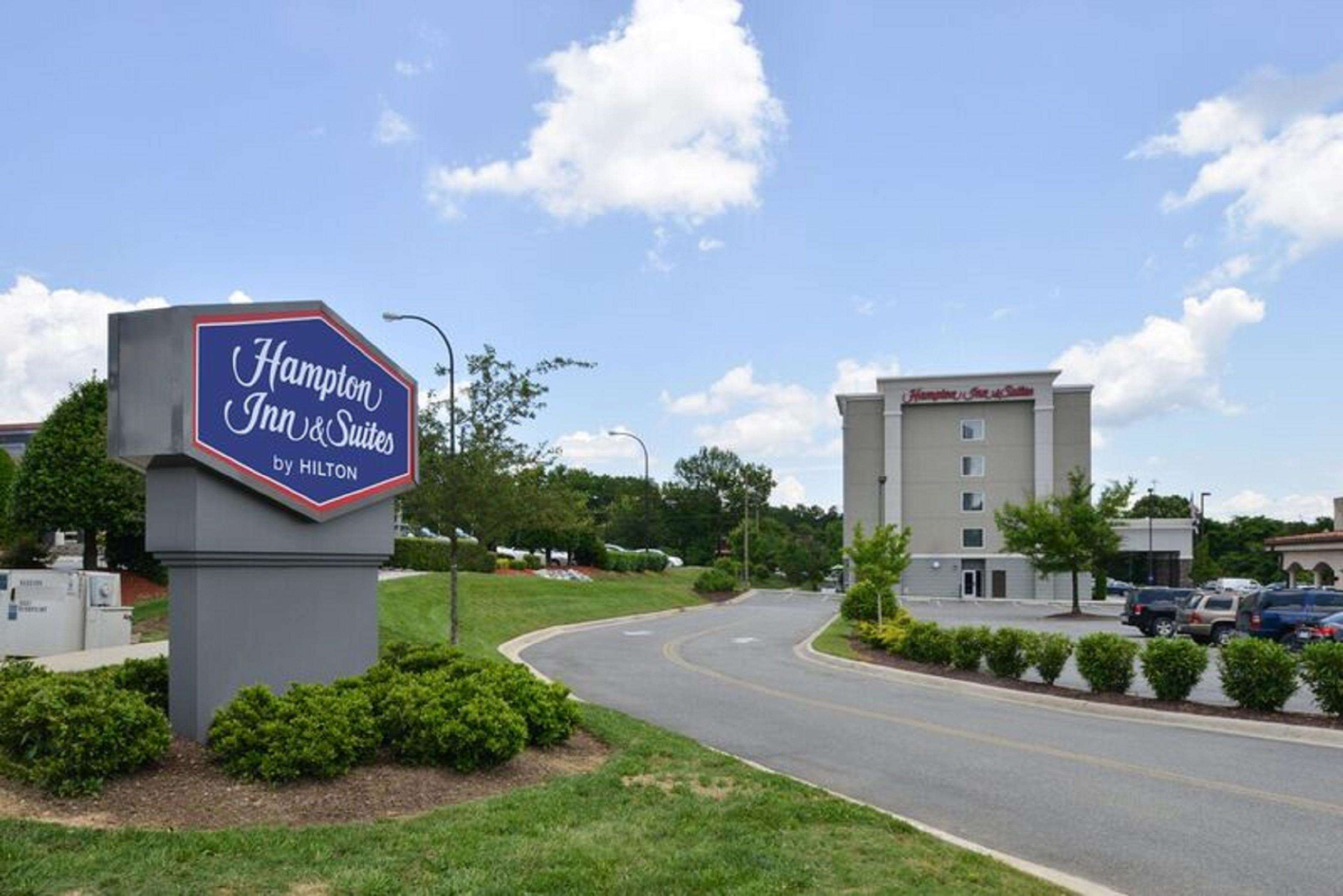 Hampton Inn & Suites Greensboro/Coliseum Area Photo