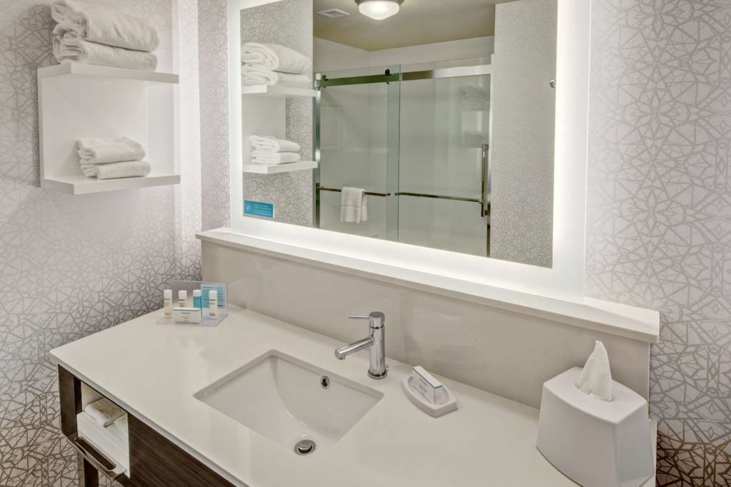 Hampton Inn Fresno Airport Image