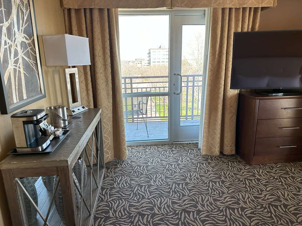 DoubleTree by Hilton Hotel Bay City - Riverfront Image