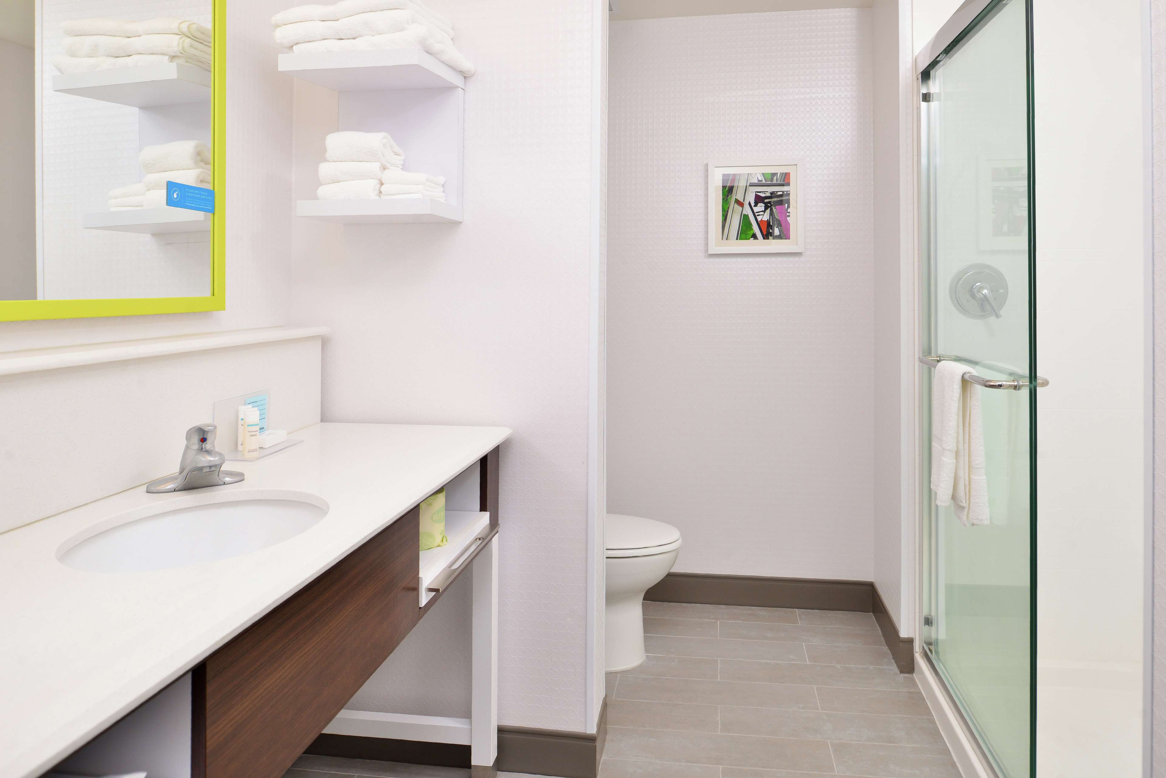 Guest room bath