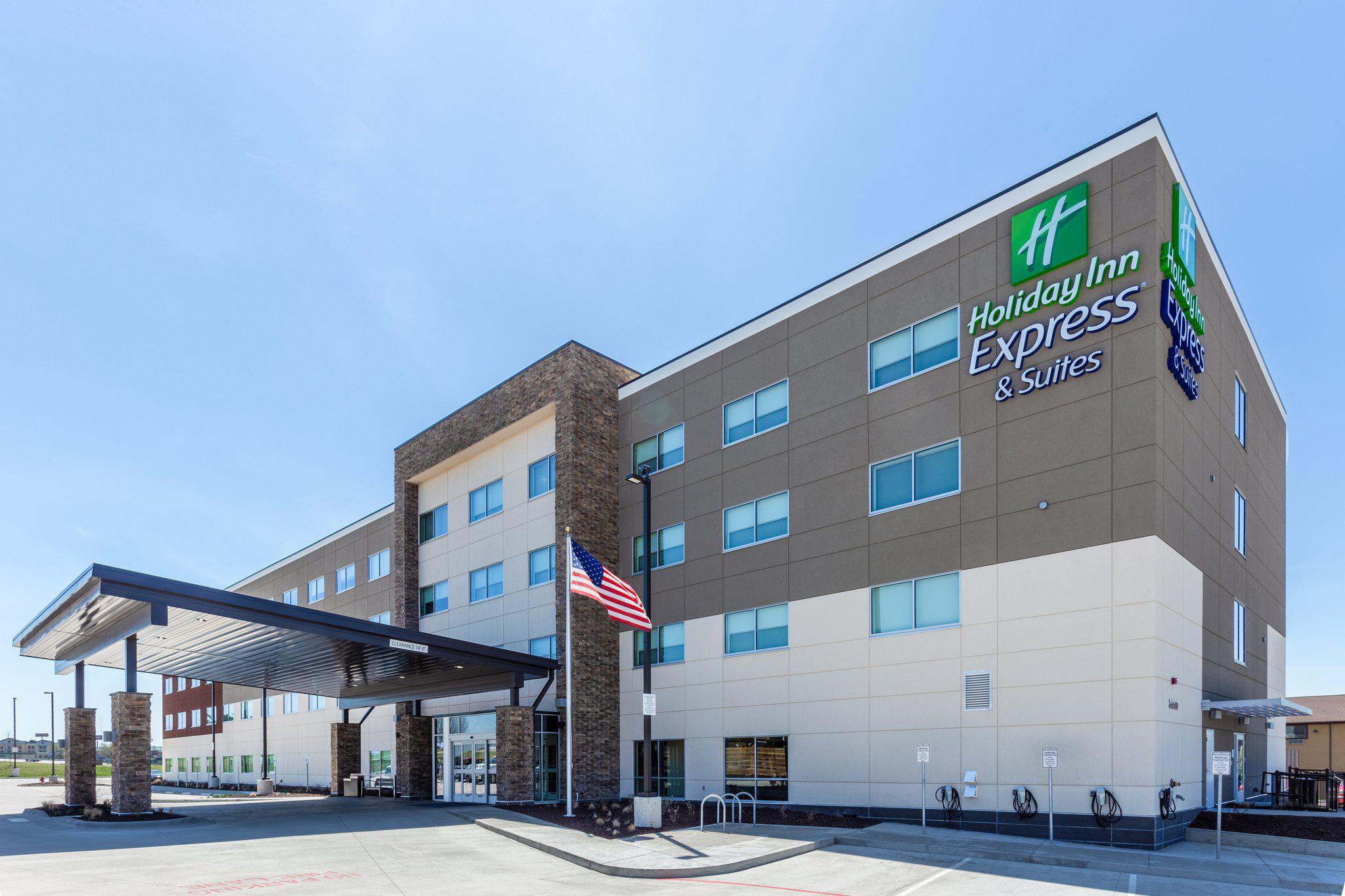 Holiday Inn Express & Suites Springfield North Photo