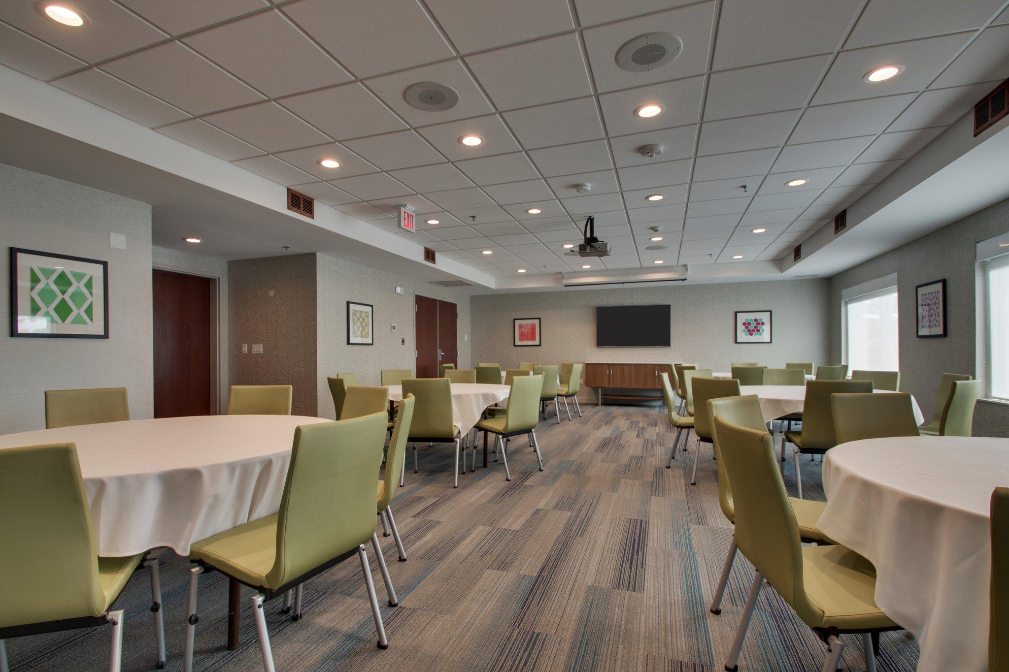 Holiday Inn Express & Suites Aurora - Naperville Photo