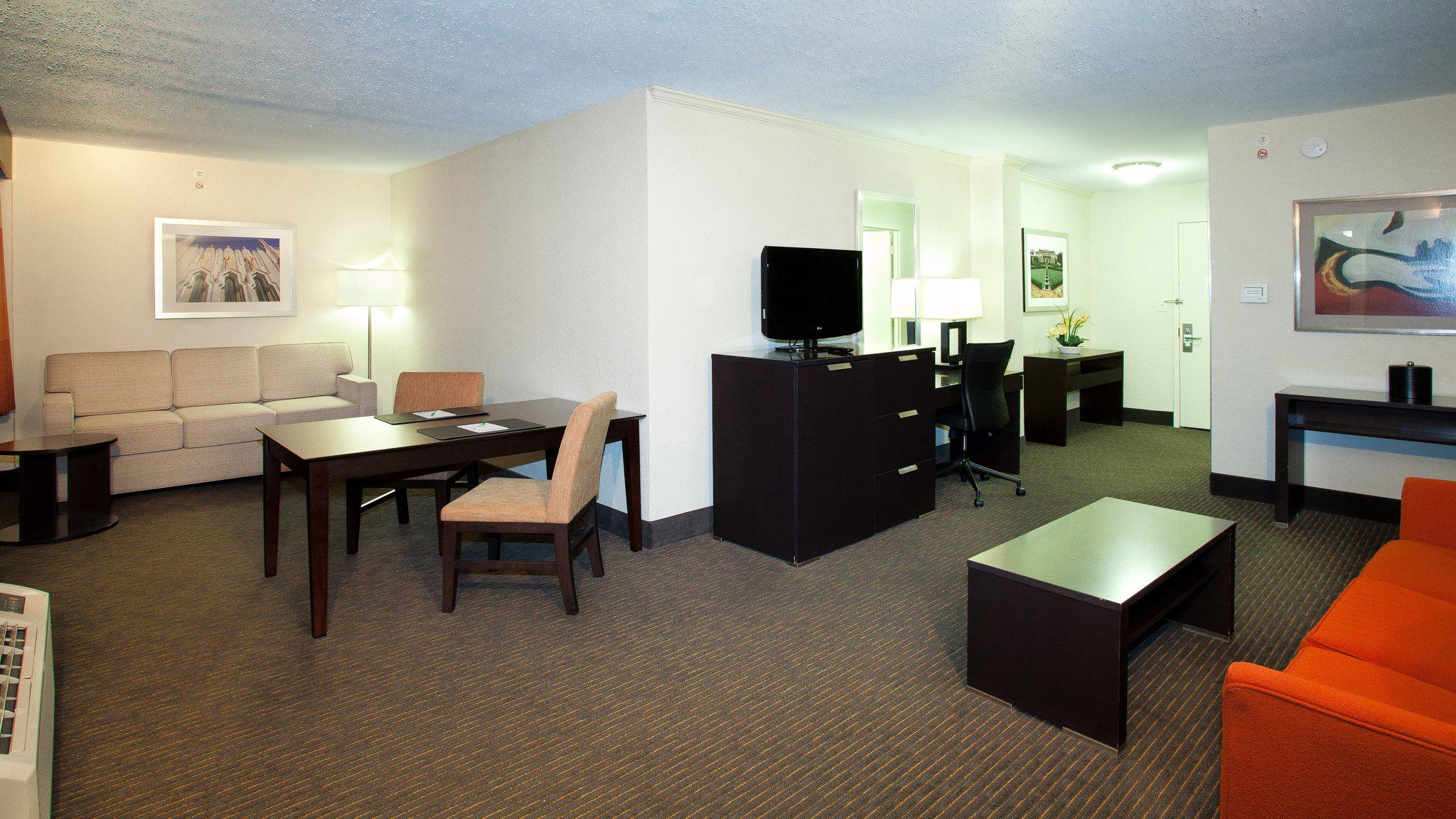 Holiday Inn Tulsa City Center Photo