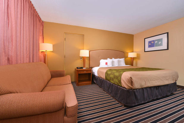 Images Econo Lodge Inn & Suites