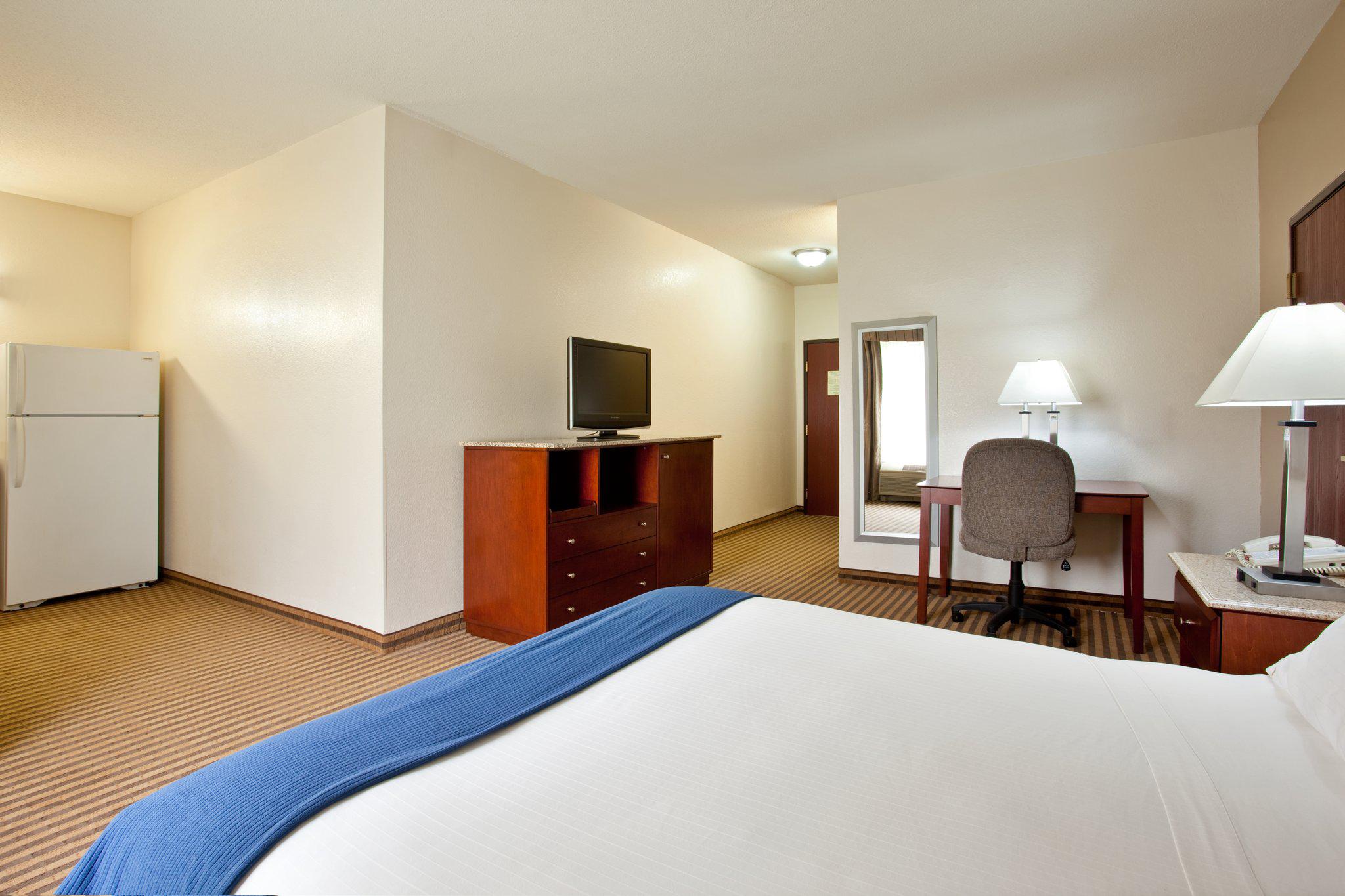 Holiday Inn Express & Suites Three Rivers Photo
