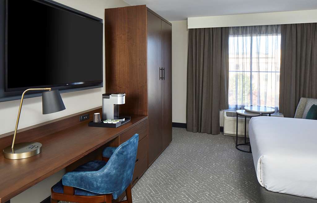 Cumberland House Knoxville, Tapestry Collection by Hilton Image