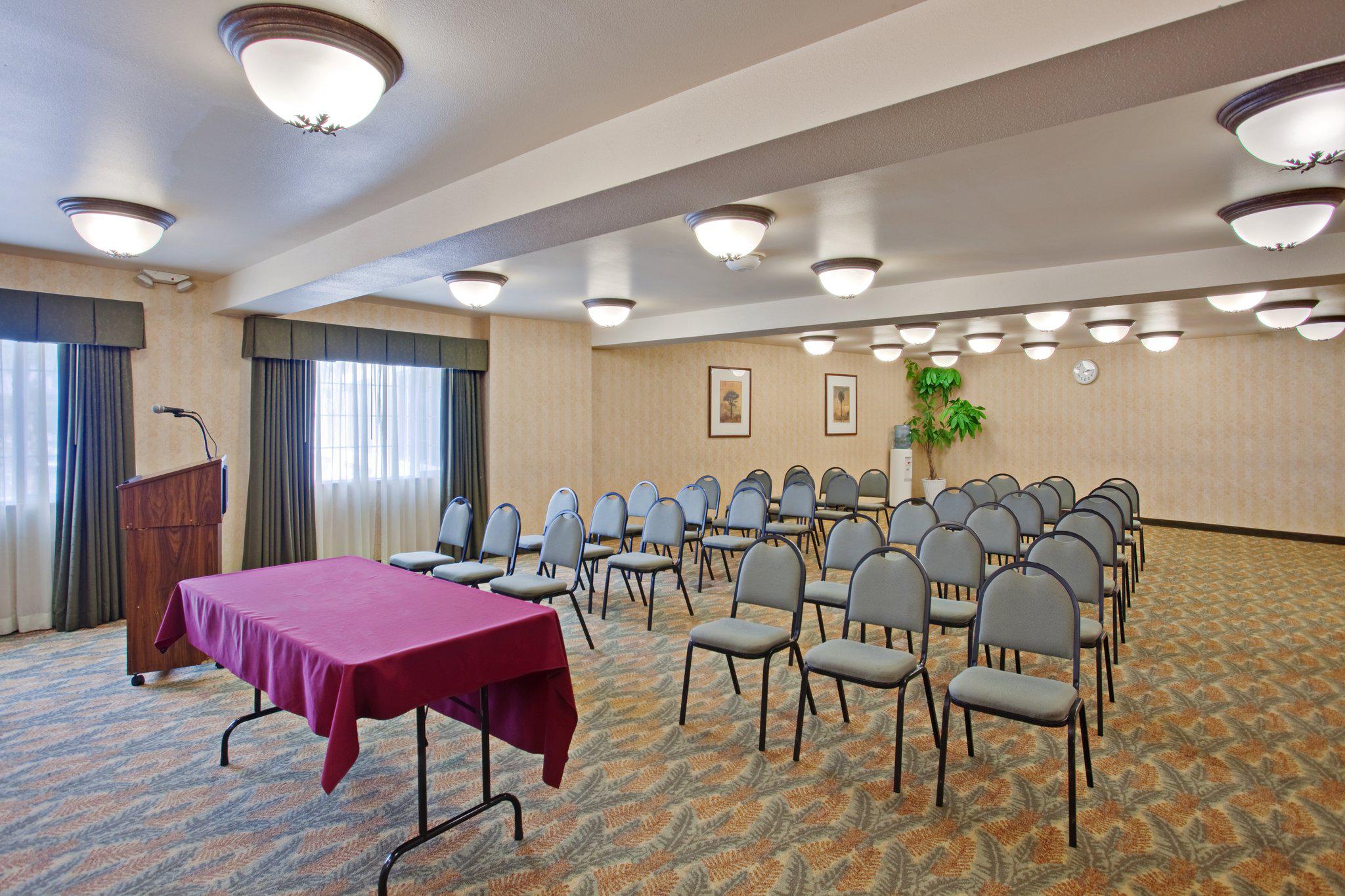 Holiday Inn Express & Suites Garden Grove-Anaheim South Photo