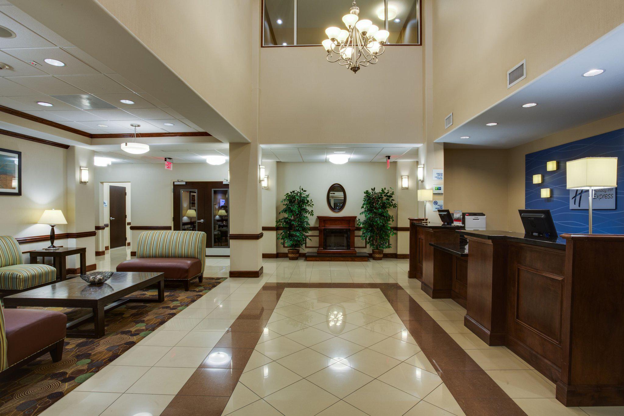 Holiday Inn Express & Suites Moultrie Photo