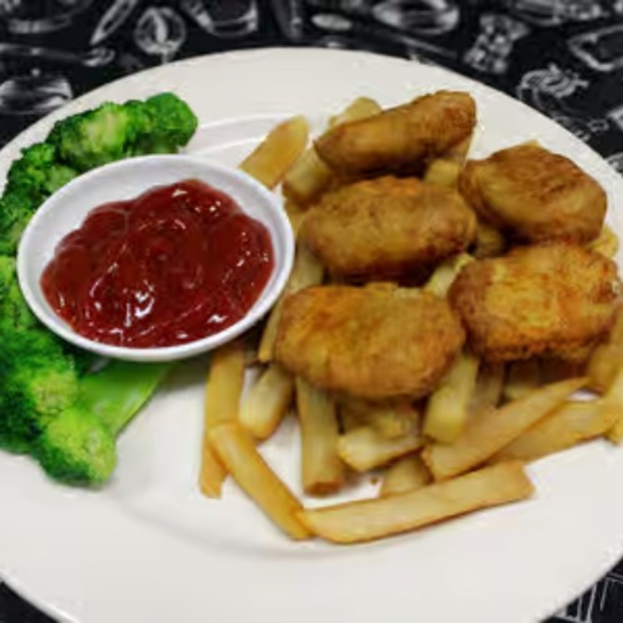 K1. Nugget and Fries with Broccoli and Ketchup