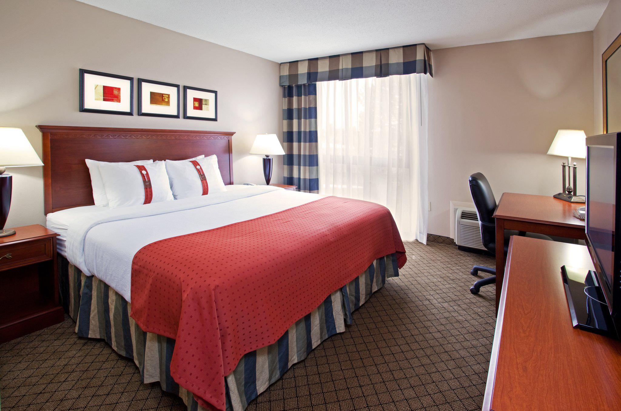 Holiday Inn & Suites Cincinnati-Eastgate (I-275E) Photo