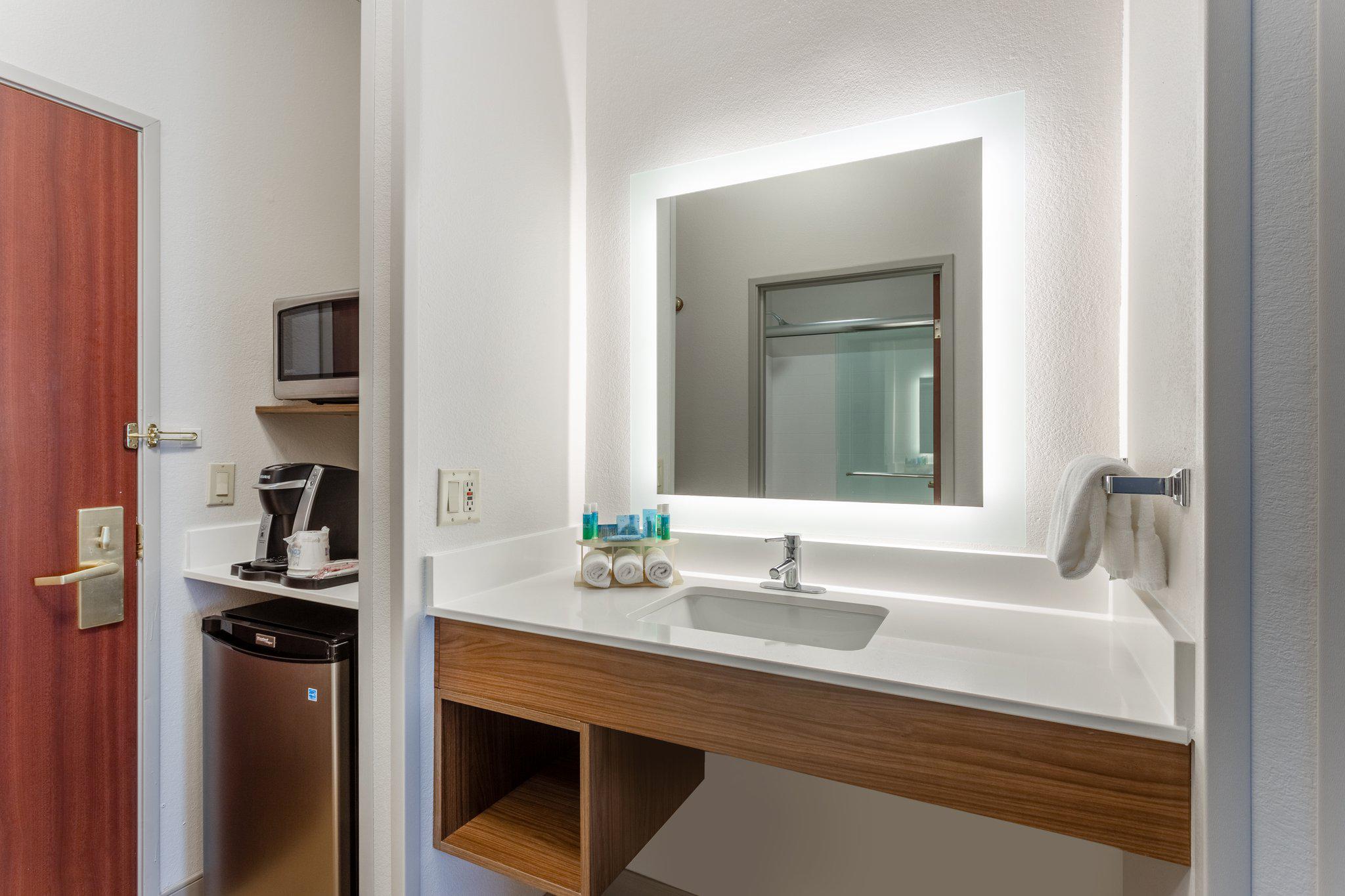 Holiday Inn Express & Suites Burlington Photo