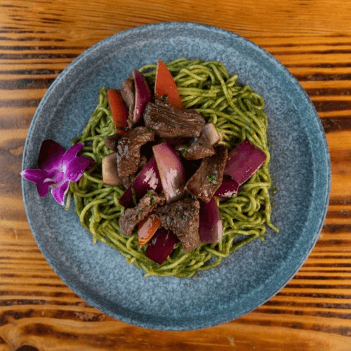 Tallarin Verde Con Lomo Saltado