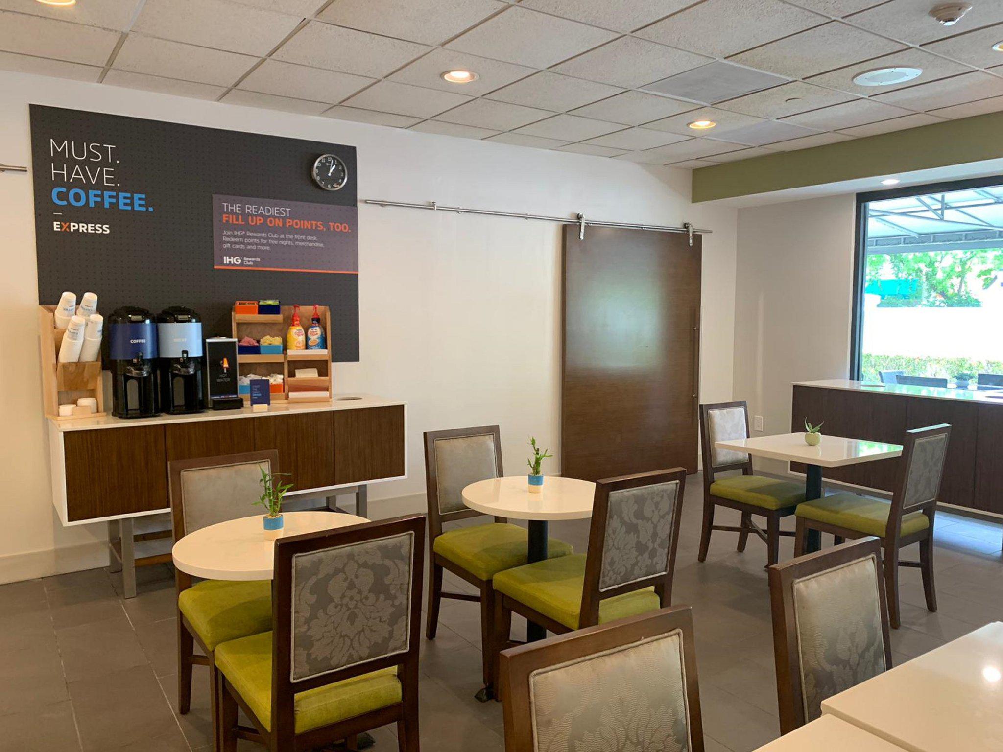 Holiday Inn Express & Suites Miami - Hialeah Photo