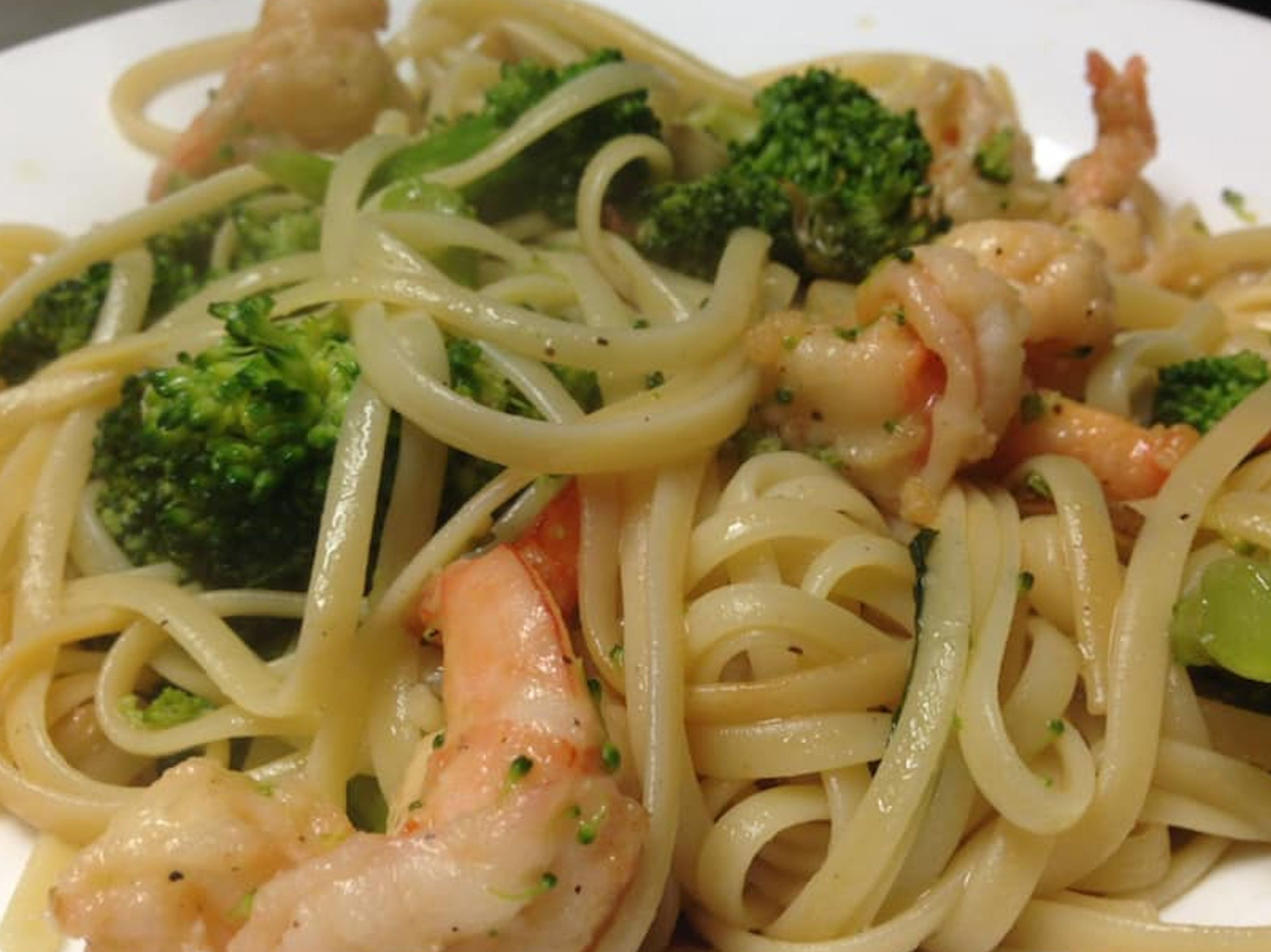 LINGUINI SHRIMP BROCCOLI GARLIC & OIL