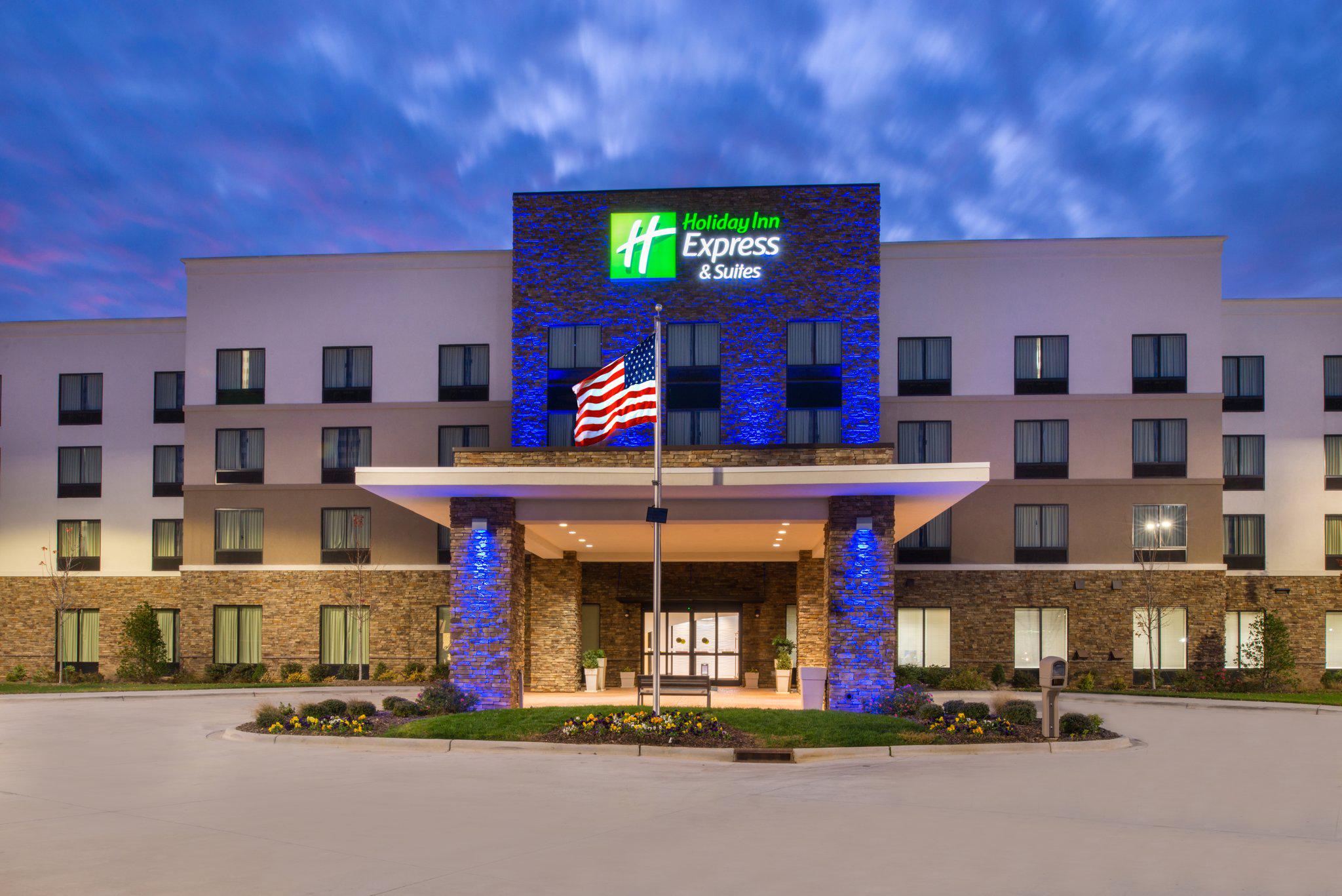 Holiday Inn Express & Suites Monroe Photo