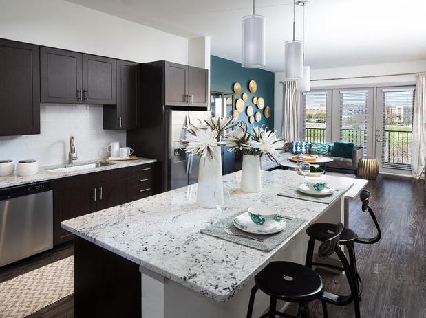 Images Crest Las Colinas Apartments