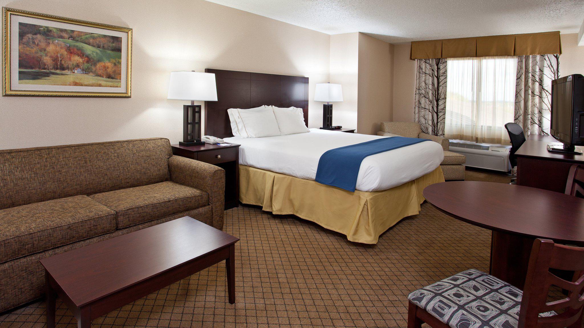 Holiday Inn Express & Suites Wadsworth Photo