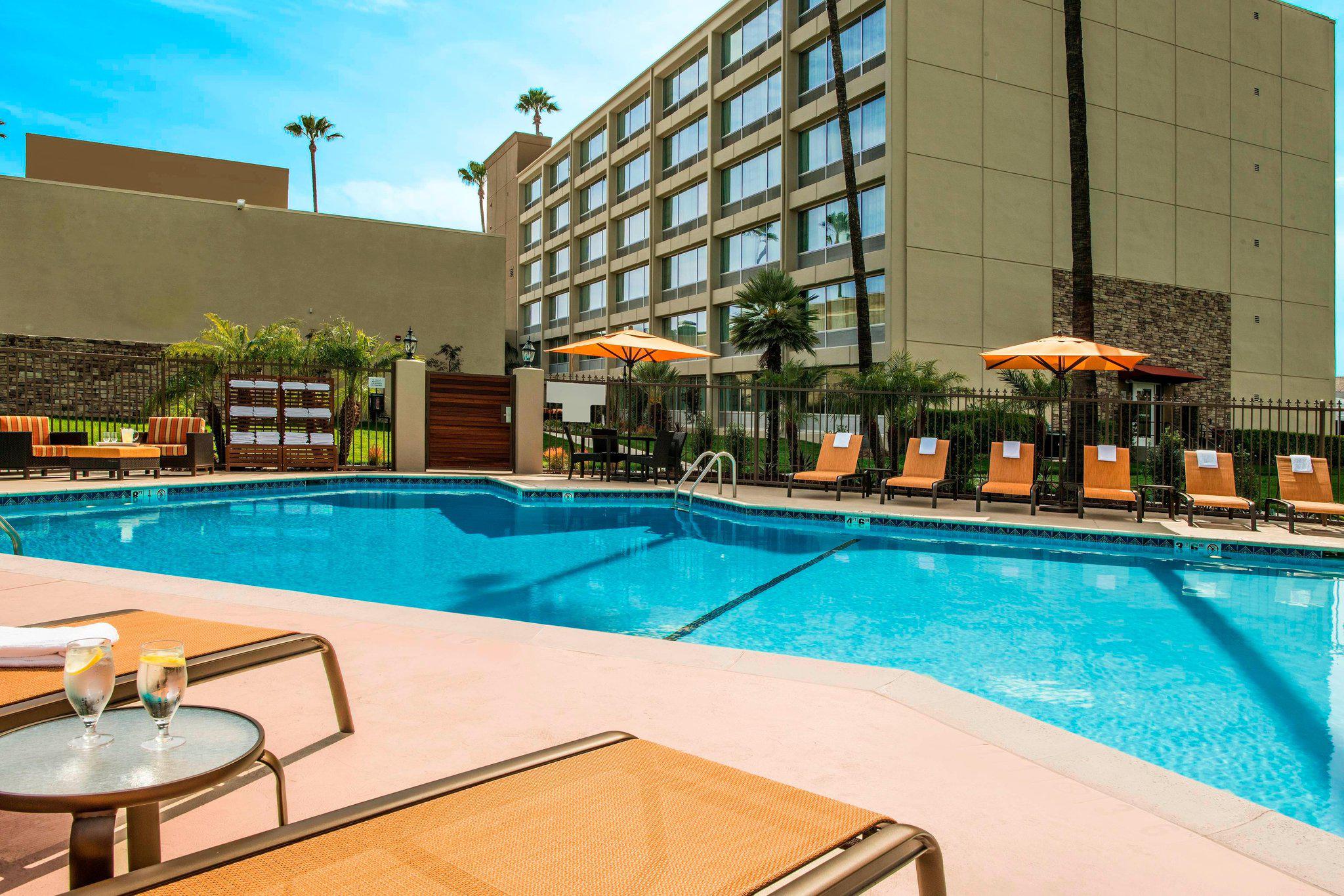 Courtyard by Marriott Los Angeles Woodland Hills Photo